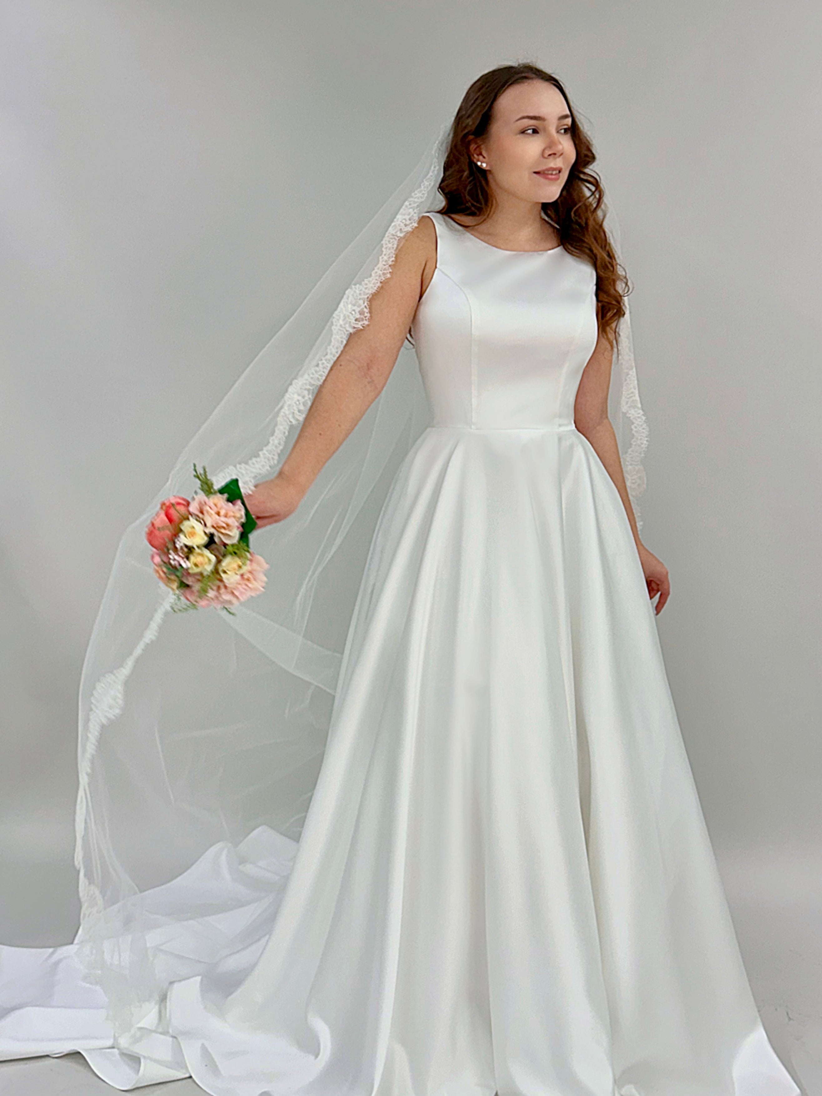 Häämekko satiinia, suljettu edestä.