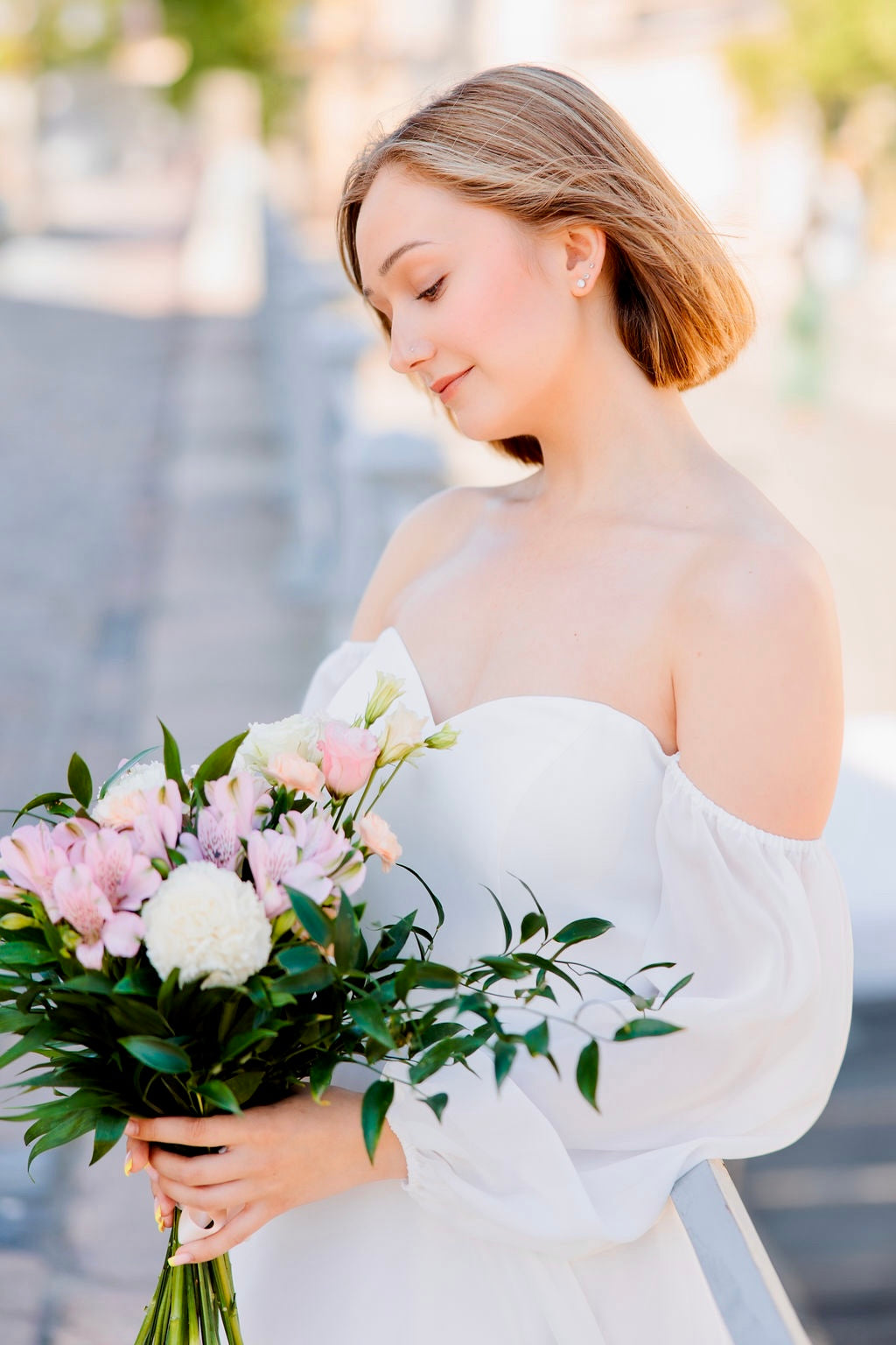 Dazzling-häämekko sifonkia, off-shoulder-yläosa ja pitkät hiha, elegantti.