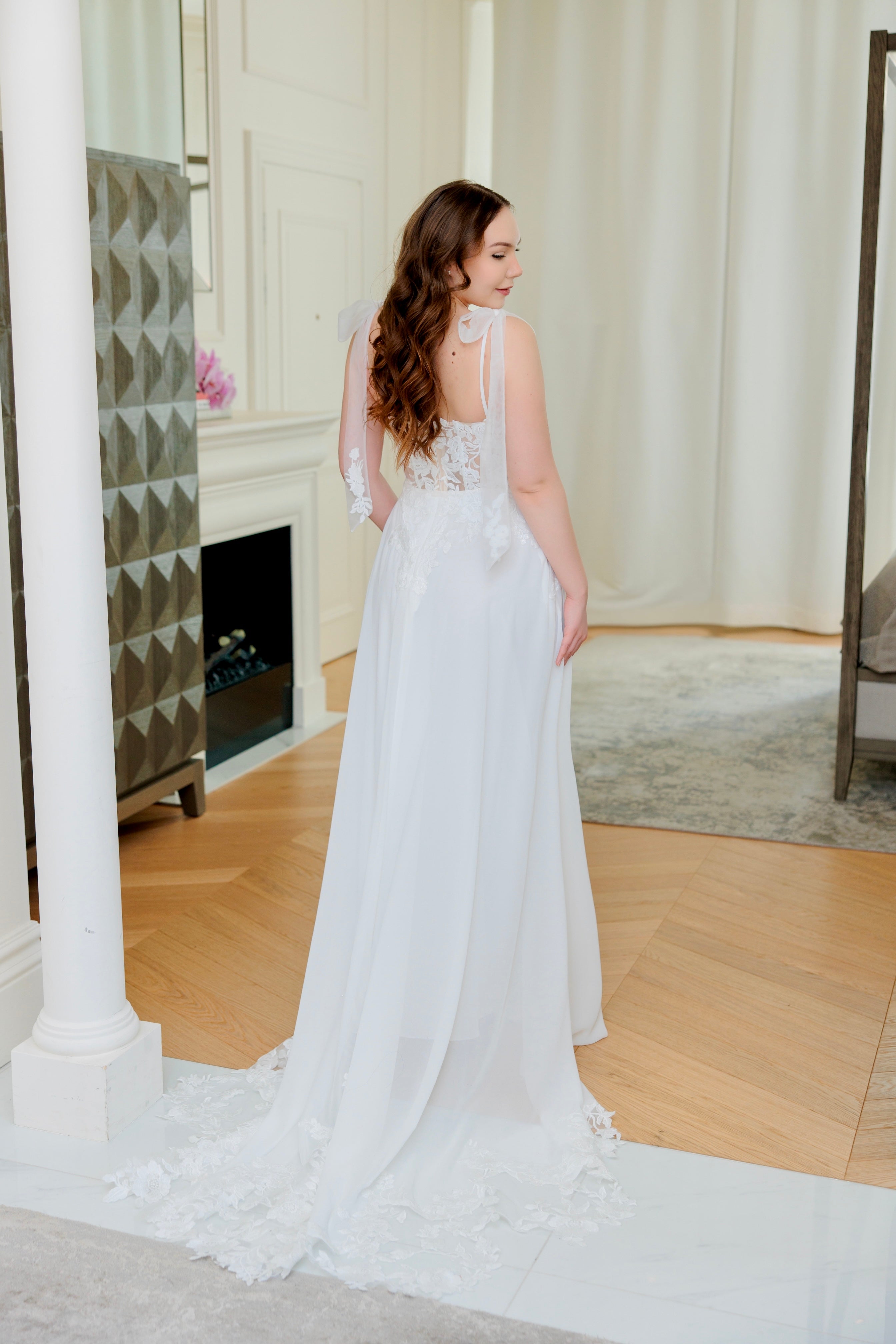 Häämekko sifongista, korsettiyläosa pitsiyksityiskohdilla, takaa.