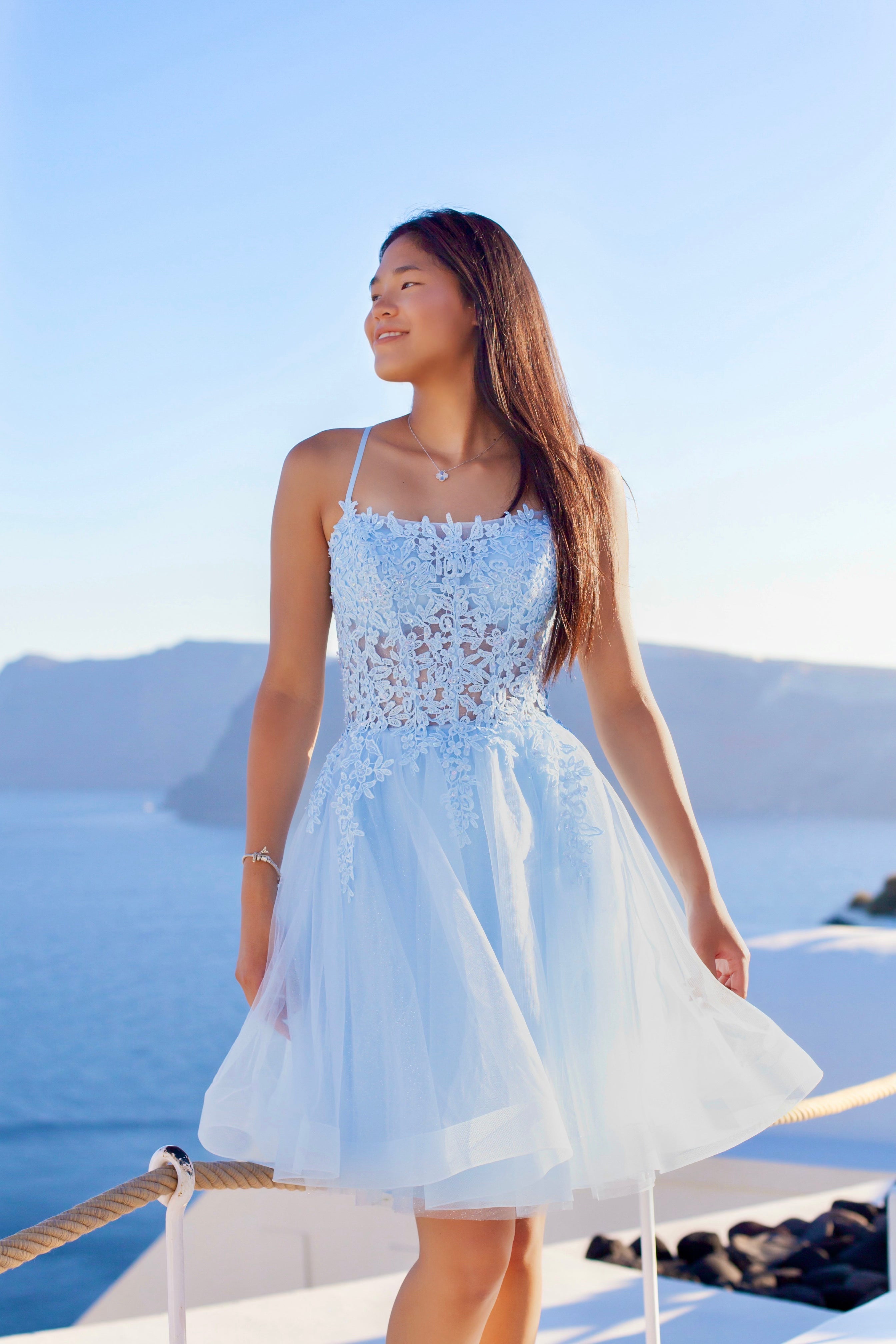 vaaleansininen kimaltava juhlamekko.