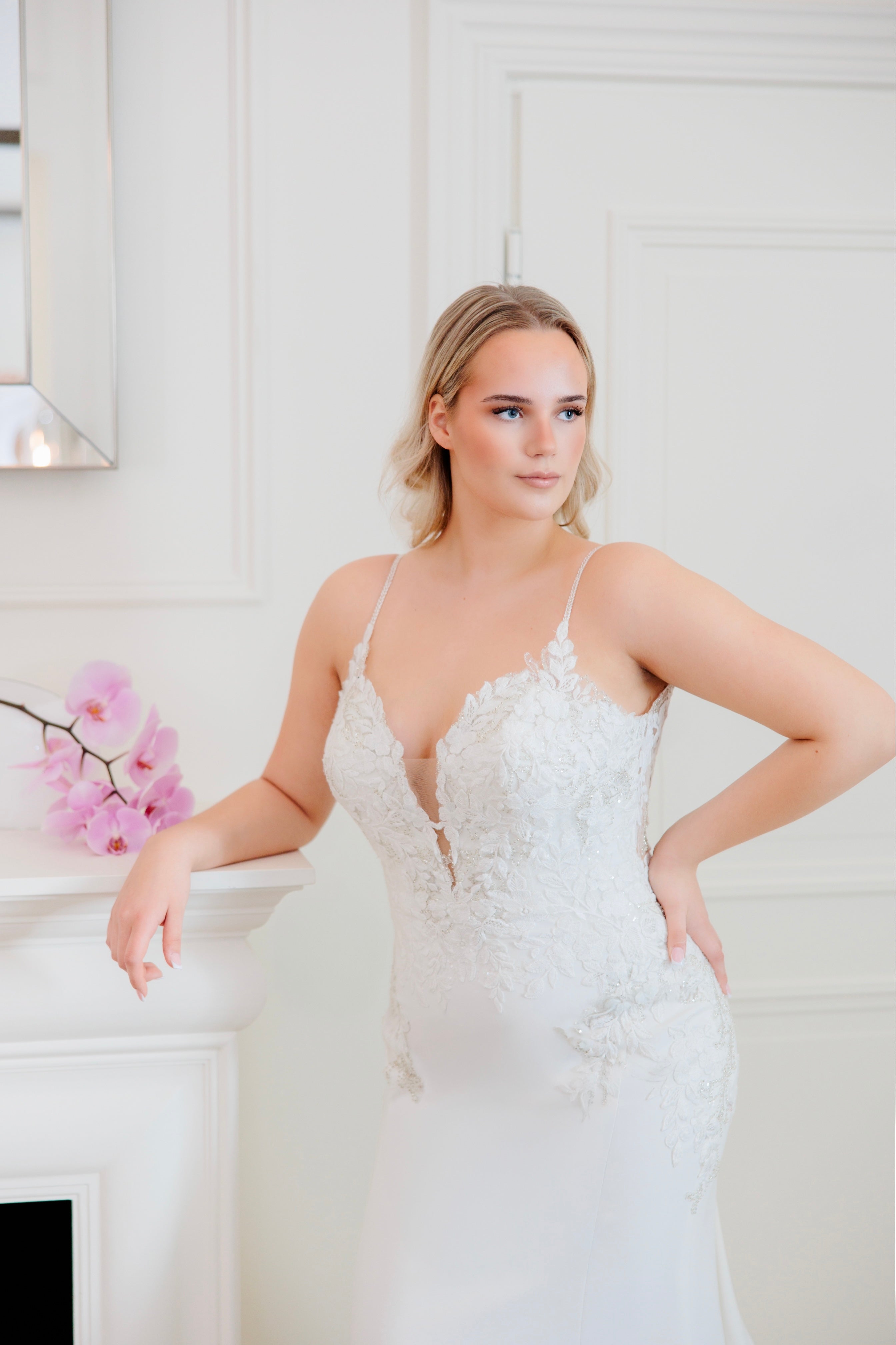 Tyköistuva häämekko ohutolkaisilla, pitsiyksityiskohdilla ja näyttävällä laahuksella, etukuva.