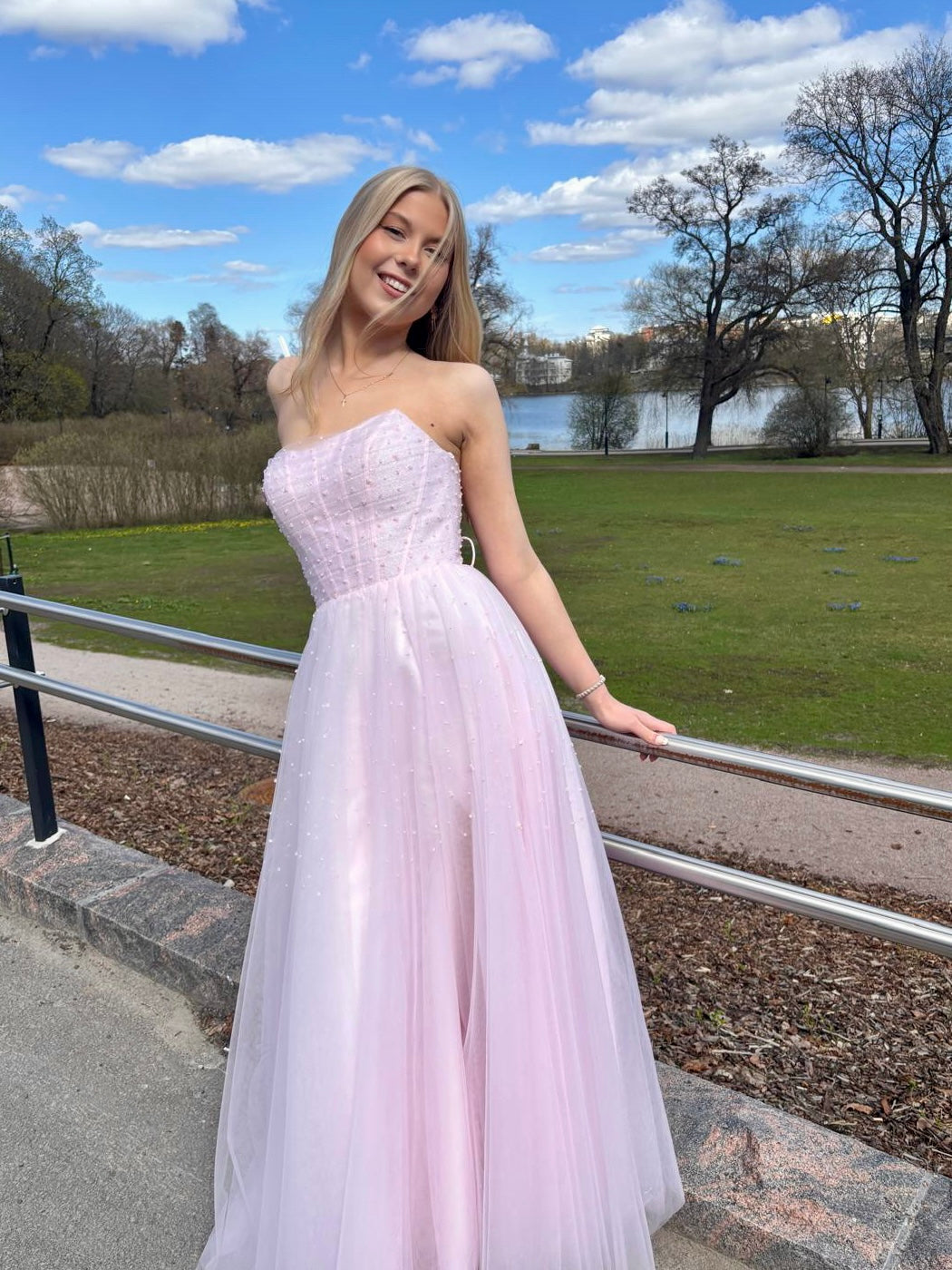 Olkaimeton vaaleanpunainen vanhojentanssimekko, edestä.