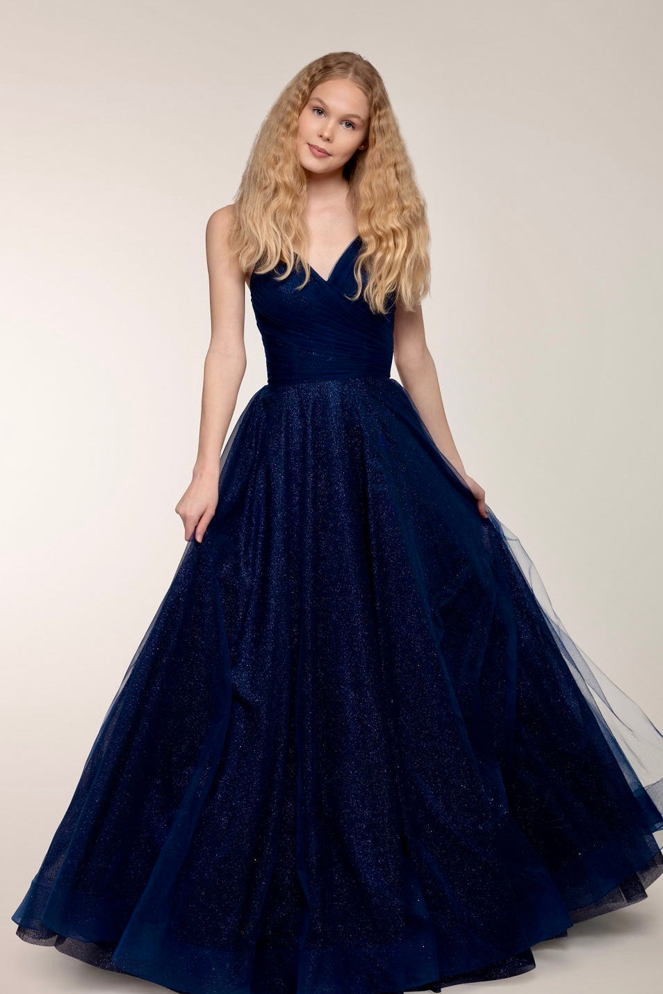 Tummansininen kimaltava vanhojentanssimekko avoimella selällä.