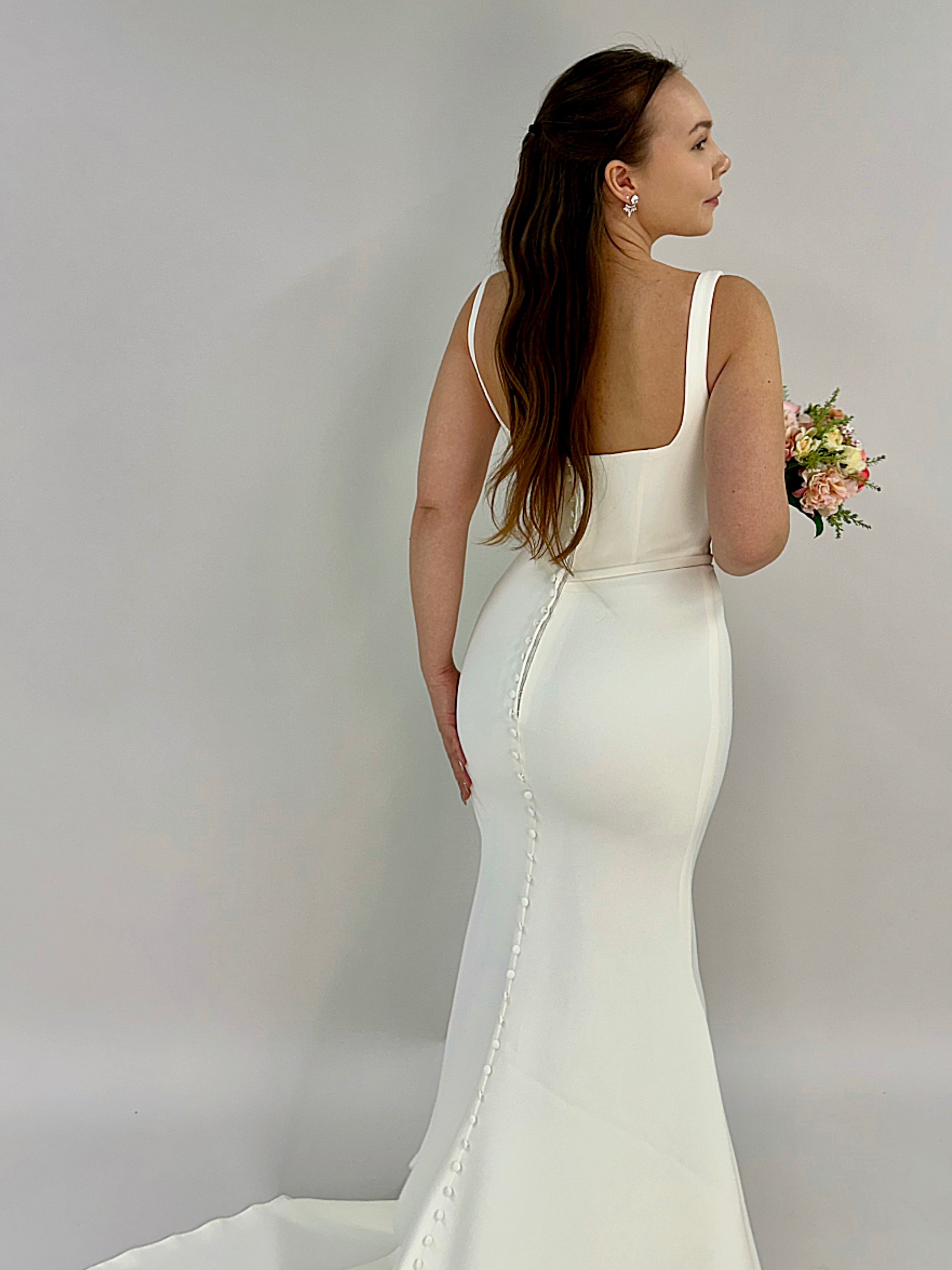 Minimalistinen tyköistuva häämekko suora pääntie, pitkä laahus, selkä.