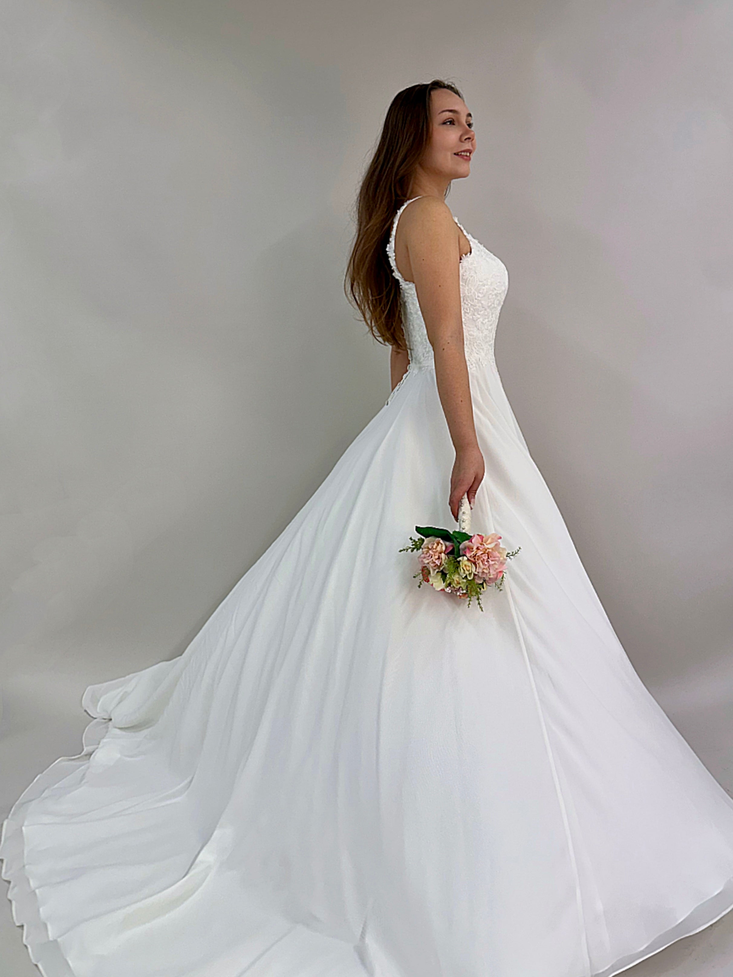 Häämekko suora pääntie, pitsiyläosa ja sifonkialusta, sivusta.