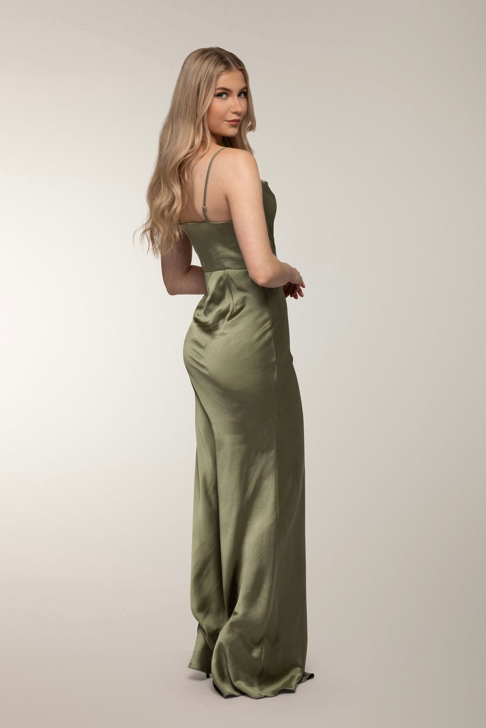 Oliivinvihreä iltapuku, takaa.