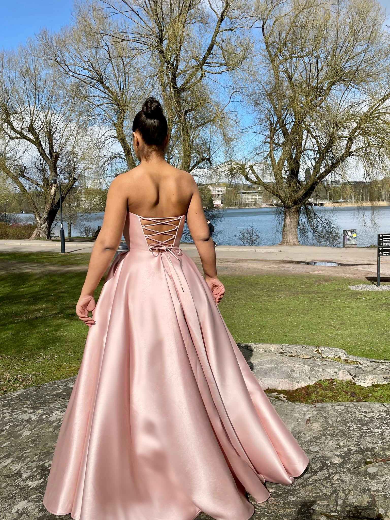 Olkaimeton vaaleanpunainen vanhojentanssimekko, takaa kuvattu