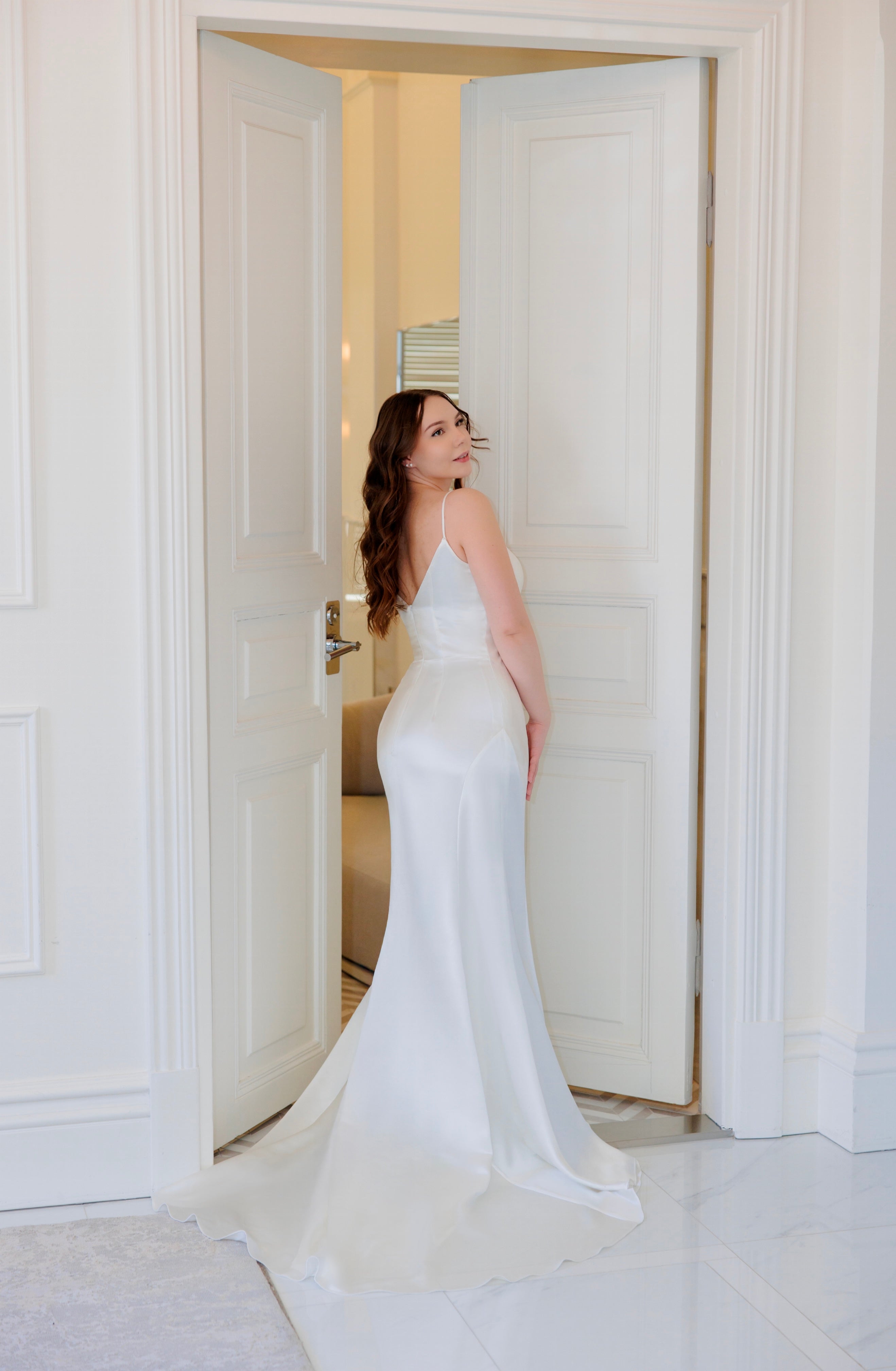 Tyköistuva häämekko, elegantti ja pelkistetty, ajaton muotoilu, takaa.