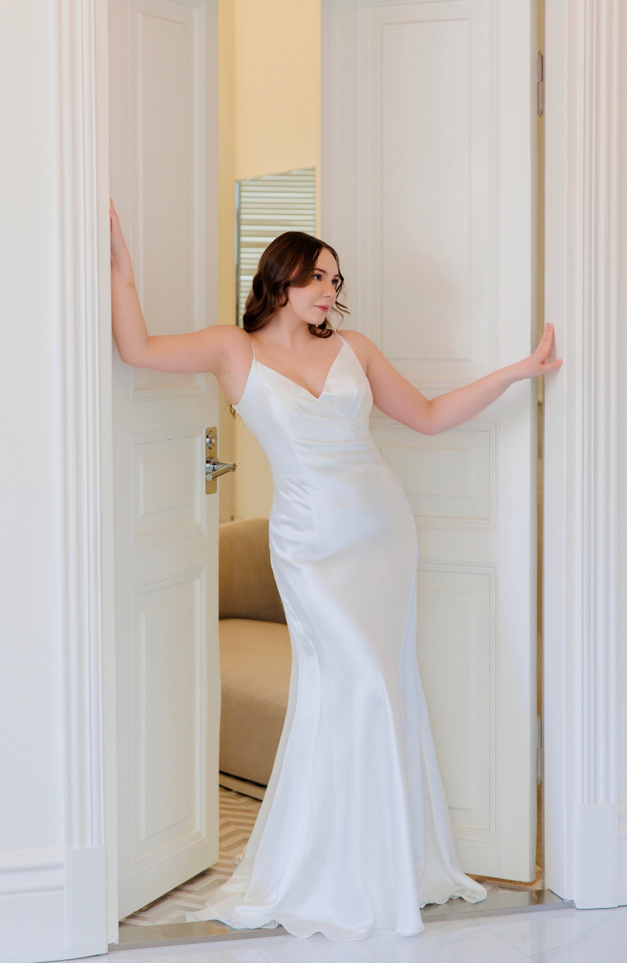 Tyköistuva häämekko, elegantti ja pelkistetty, ajaton muotoilu.