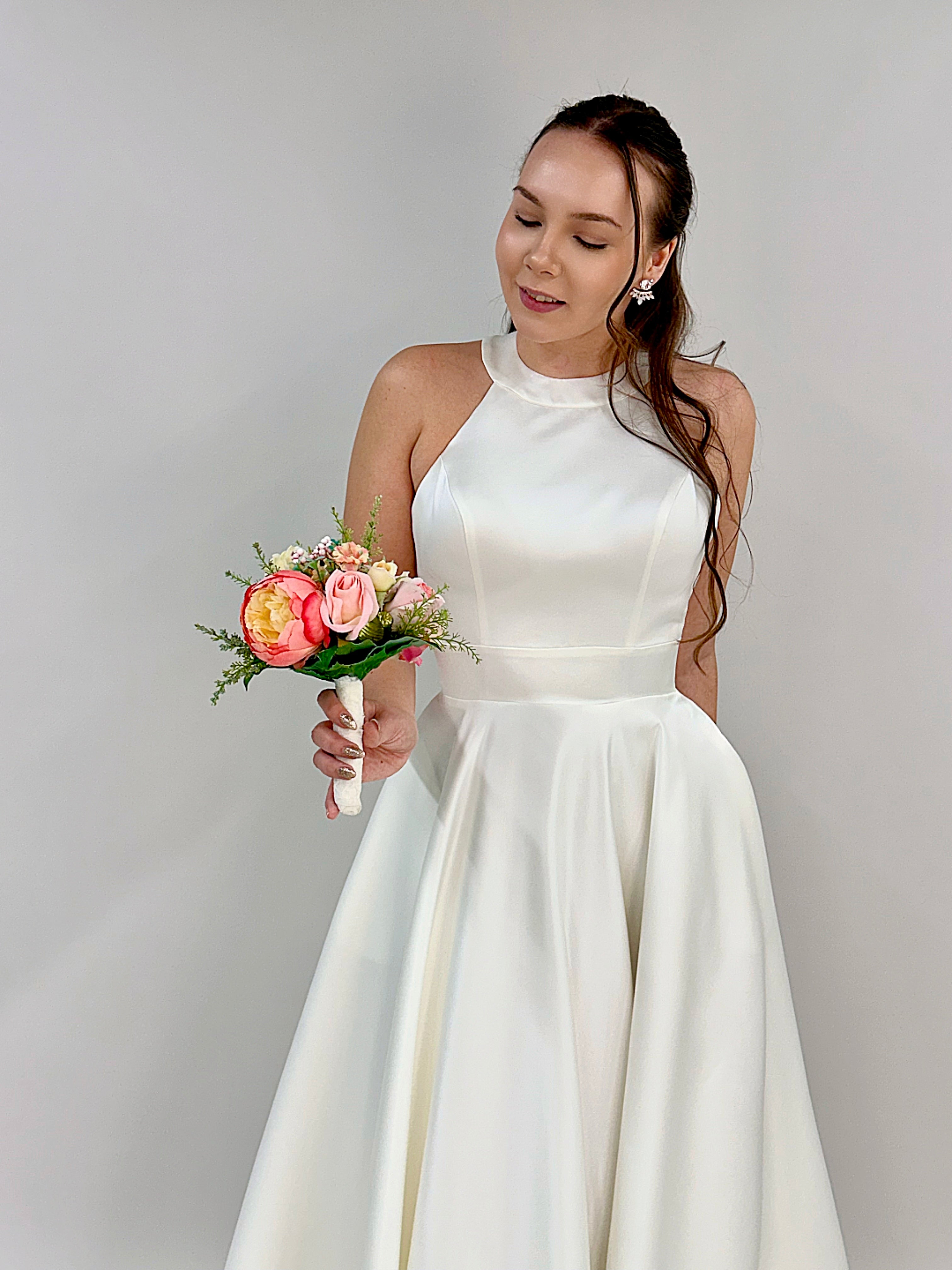 Häämekko halterneck-malli A-linjainen avoin selkä.