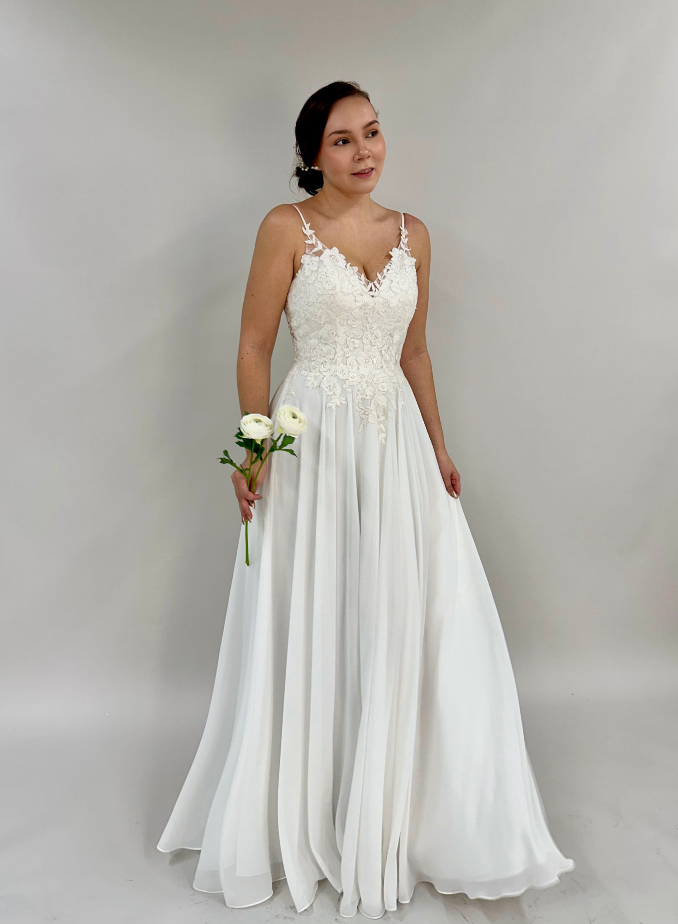 Sifonkinen häämekko pitsiyläosalla, ohut olkain ja avoin selkä