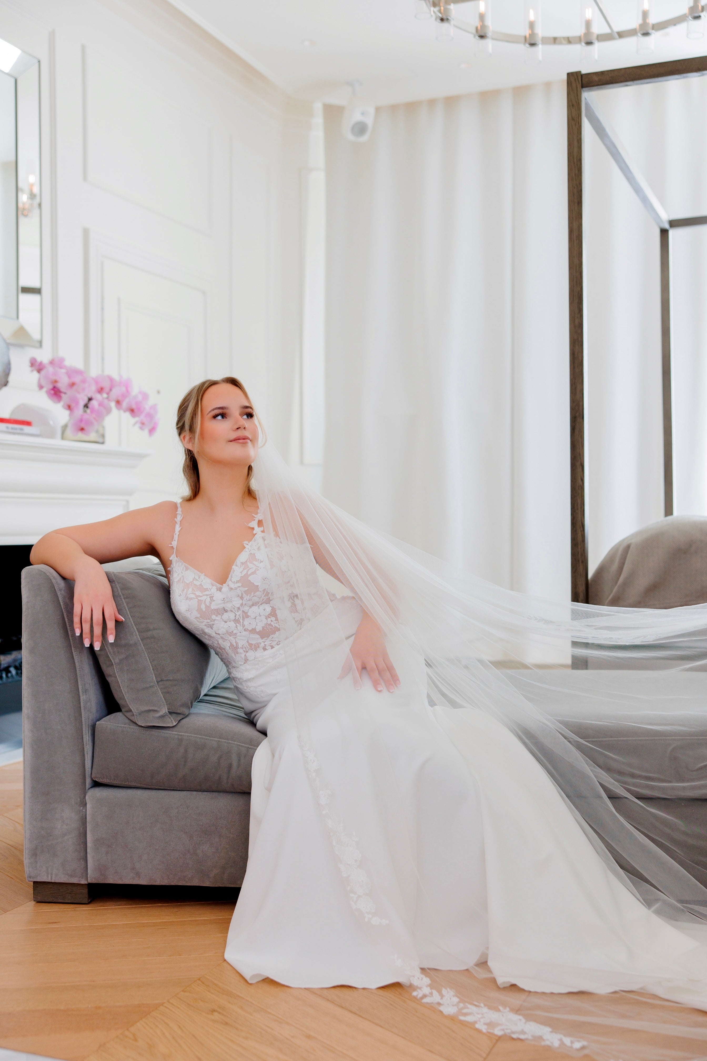 Tyköistuva häämekko pitsiyksityiskohdilla, edestä.