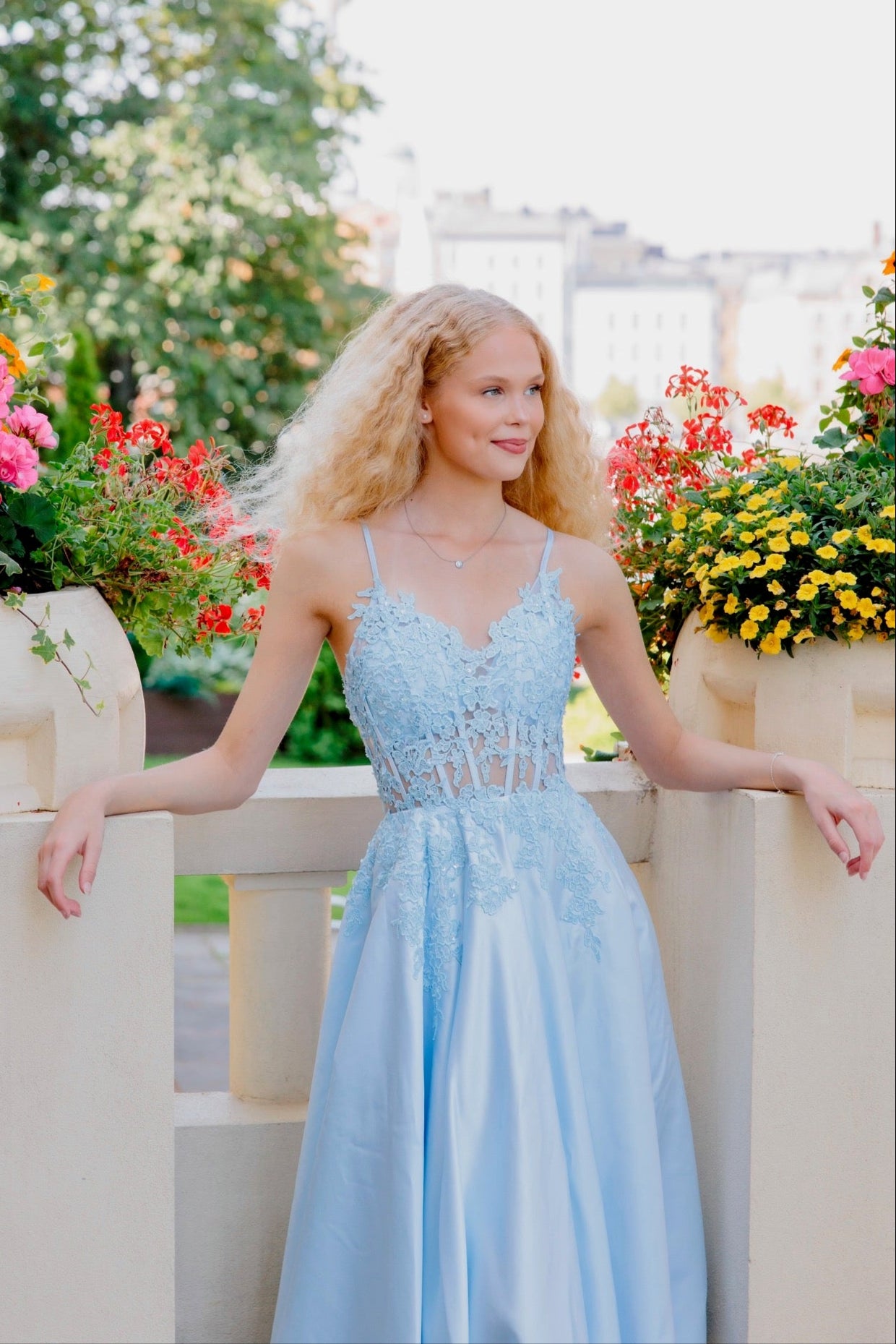 vaaleansininen vanhojentanssimekko, korsettiyläosa, edestä kuvattu.