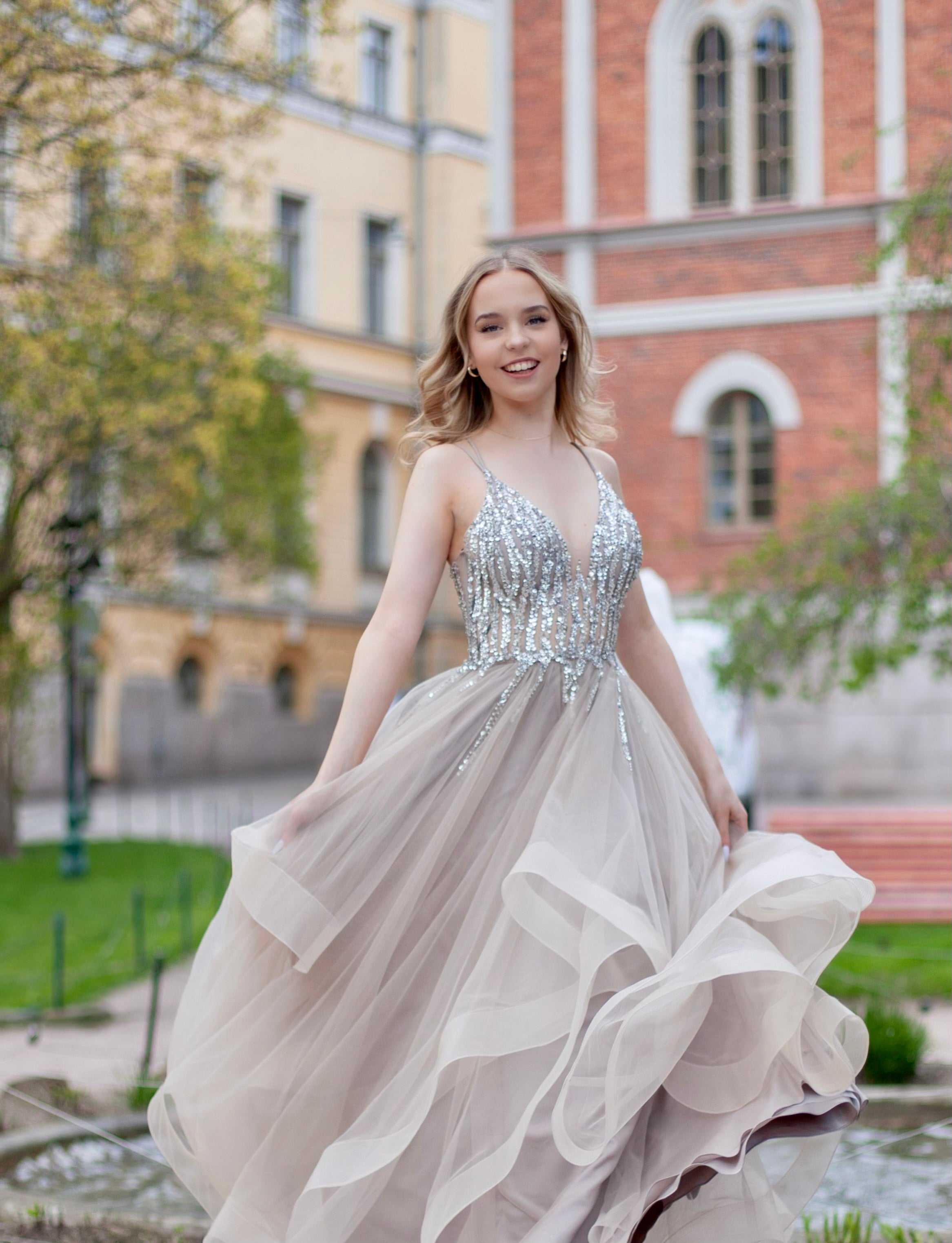 kirjailtu röyhelöhelmainen vanhojentassimekko, sivusta.