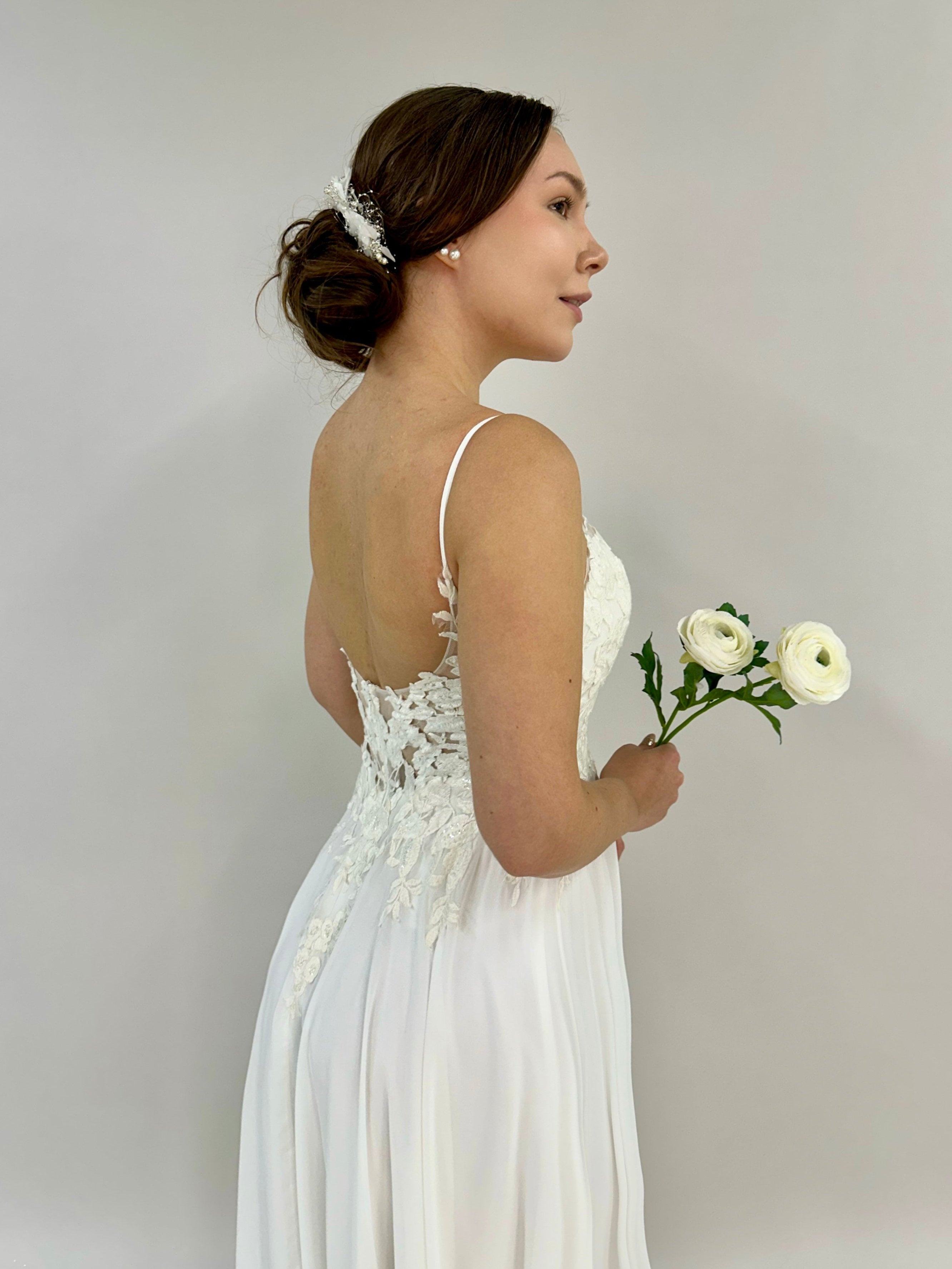 Sifonkinen häämekko pitsiyläosalla, ohut olkain ja avoin selkä, takaa.