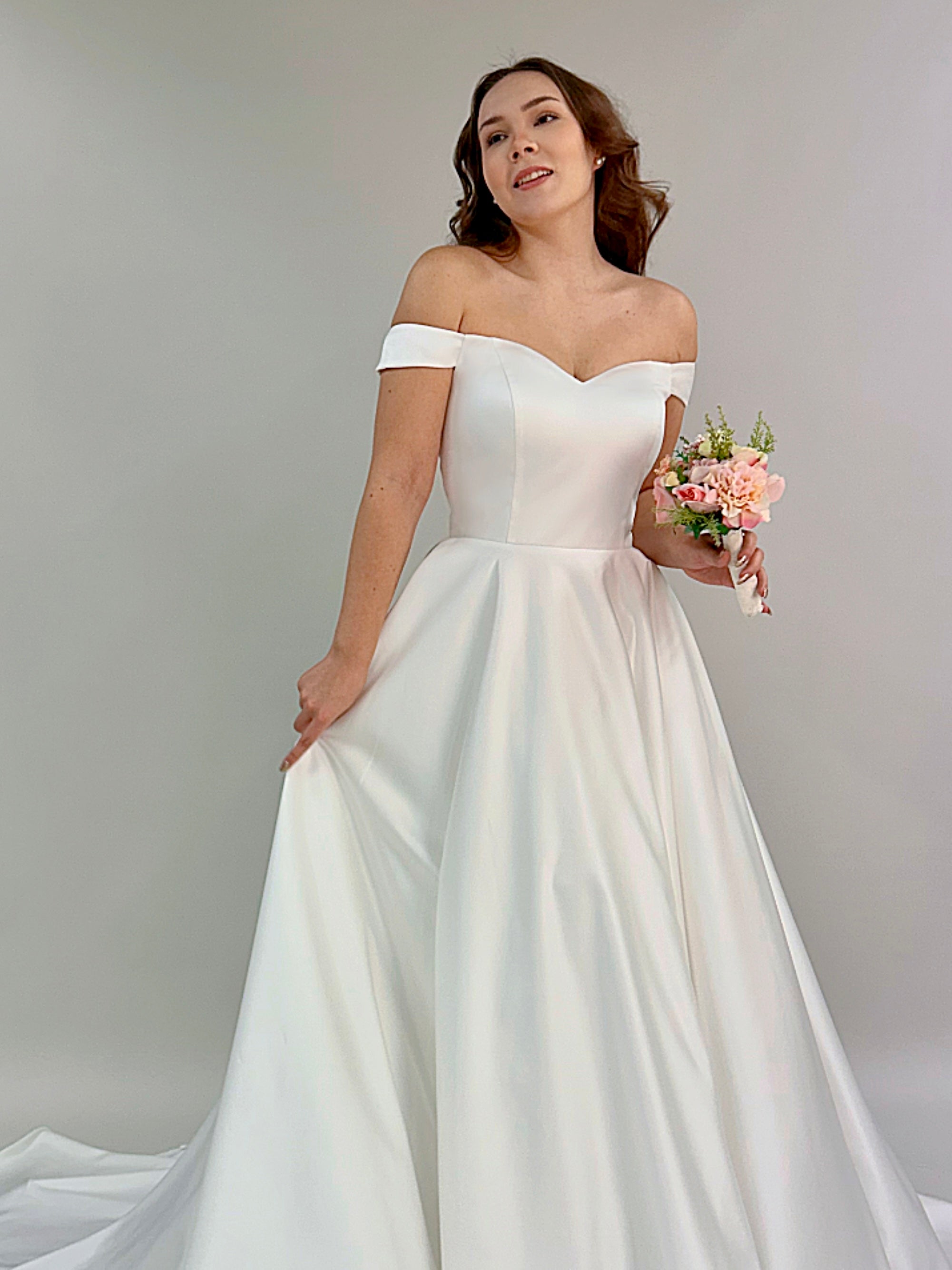 Häämekko off shoulder, satiini, A-linjainen helma.