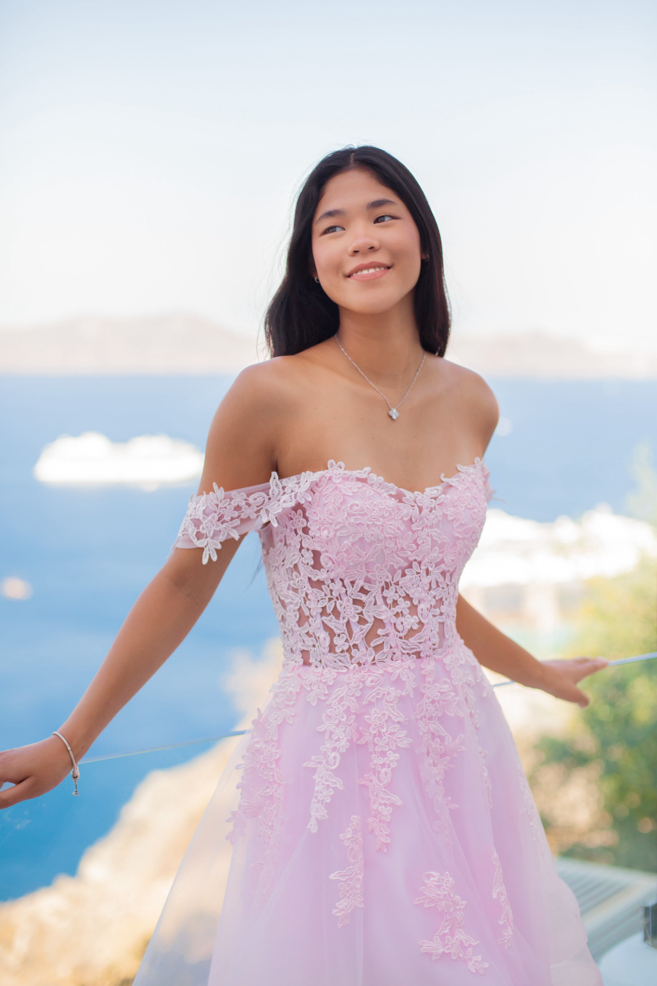 vaaleanpunainen juhlamekko.