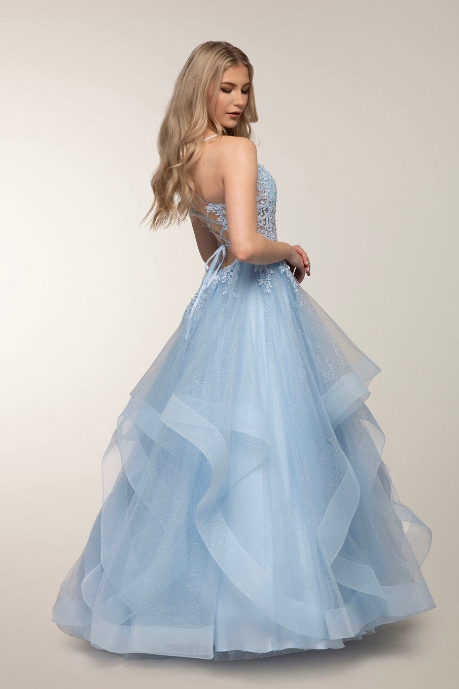 Vaaleansininen vanhojentanssimekko röyhelöhelmalla ja pitsiyläosalla, sivu.