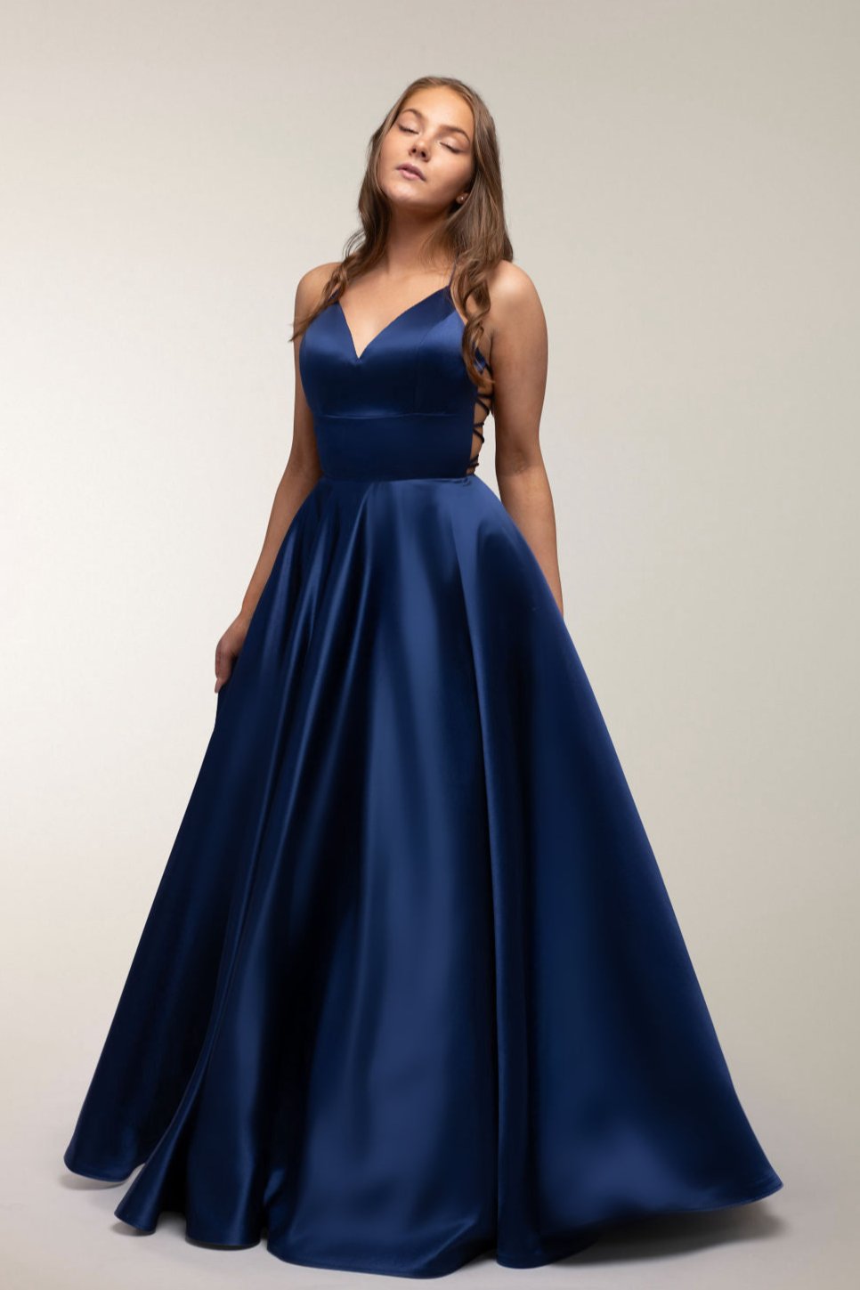 Tummansininen satiininen vanhojentanssimekko avoimella selällä, edestä.