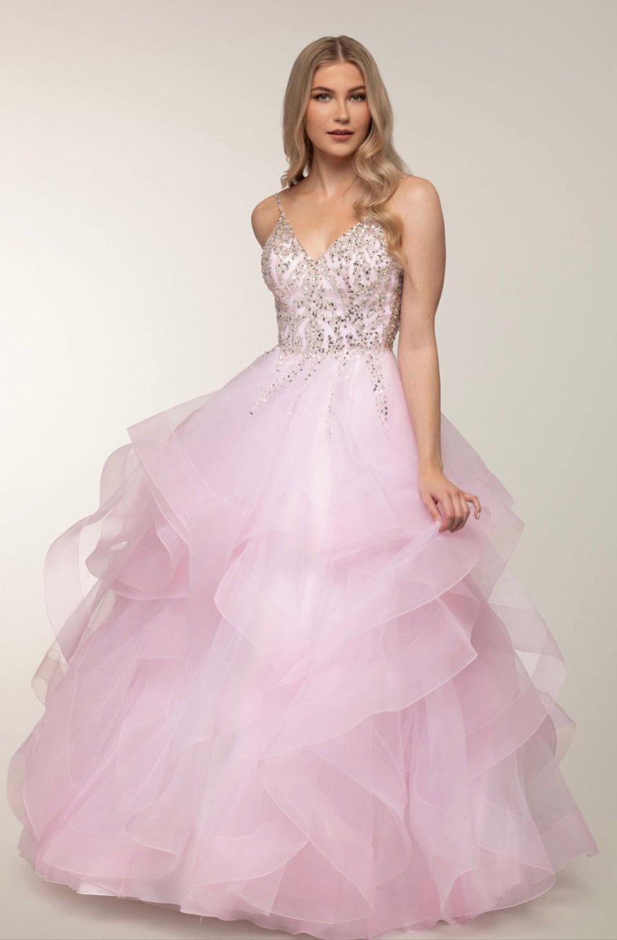 Vaaleanpunainen vanhojentanssimekko kirjailtua yläosa ja röyhelöhelma, etu.