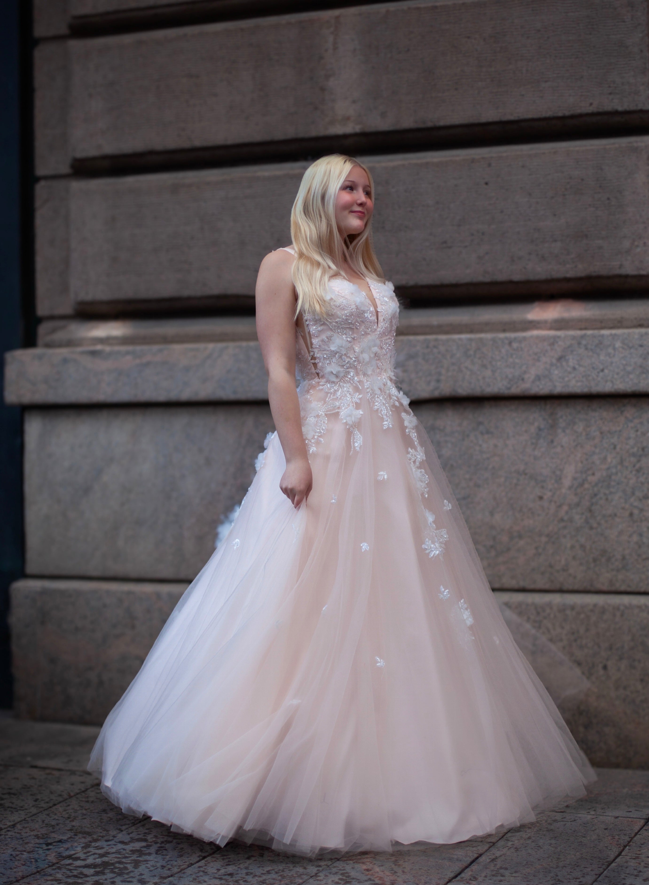 Vaaleanpunainen vanhojentanssimekko kirjailtua pitsiyläosaa ja tyllihelmaa, edestä.