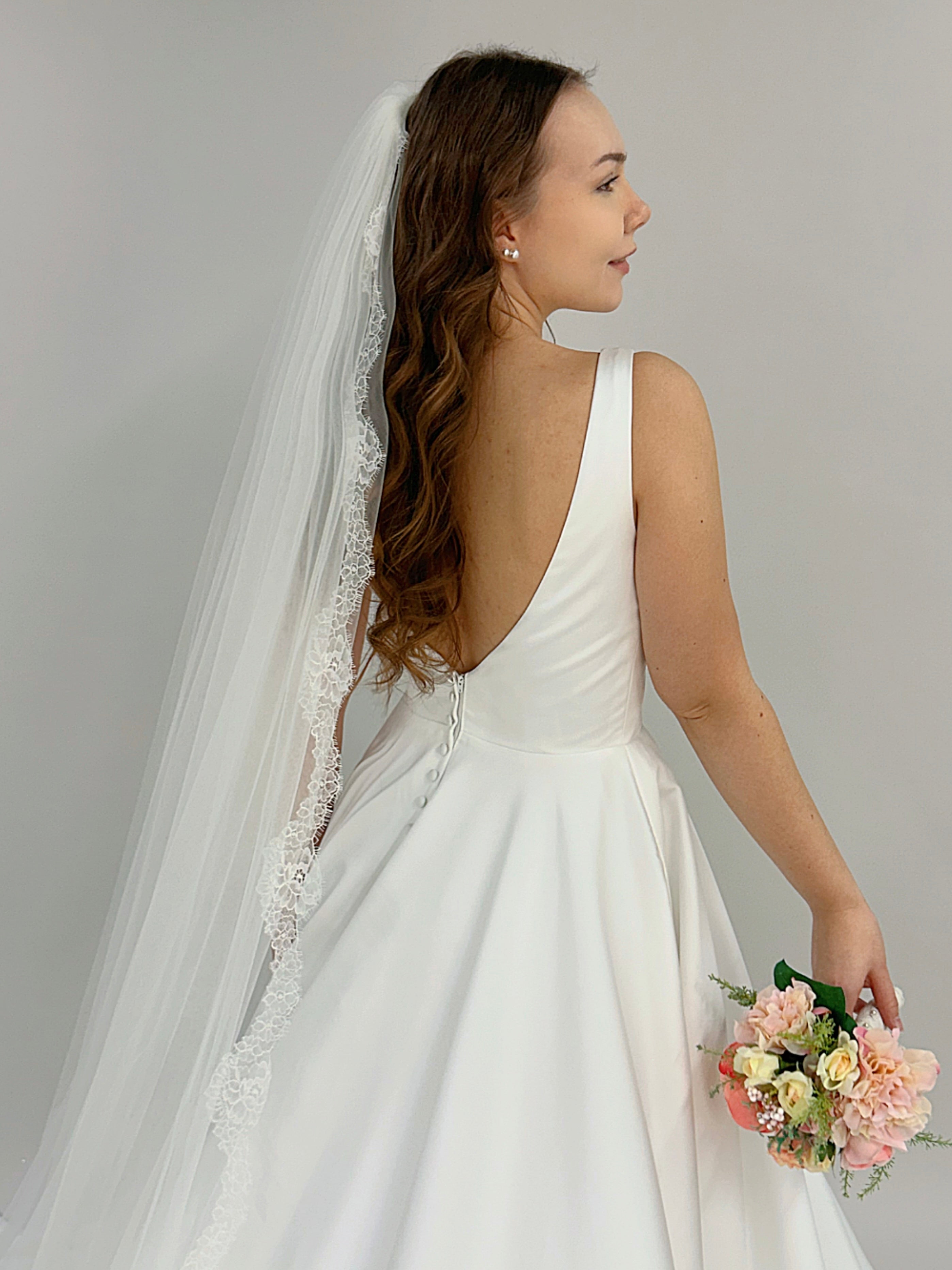 Häämekko satiinia, suljettu edestä, avoin selkä takaa.