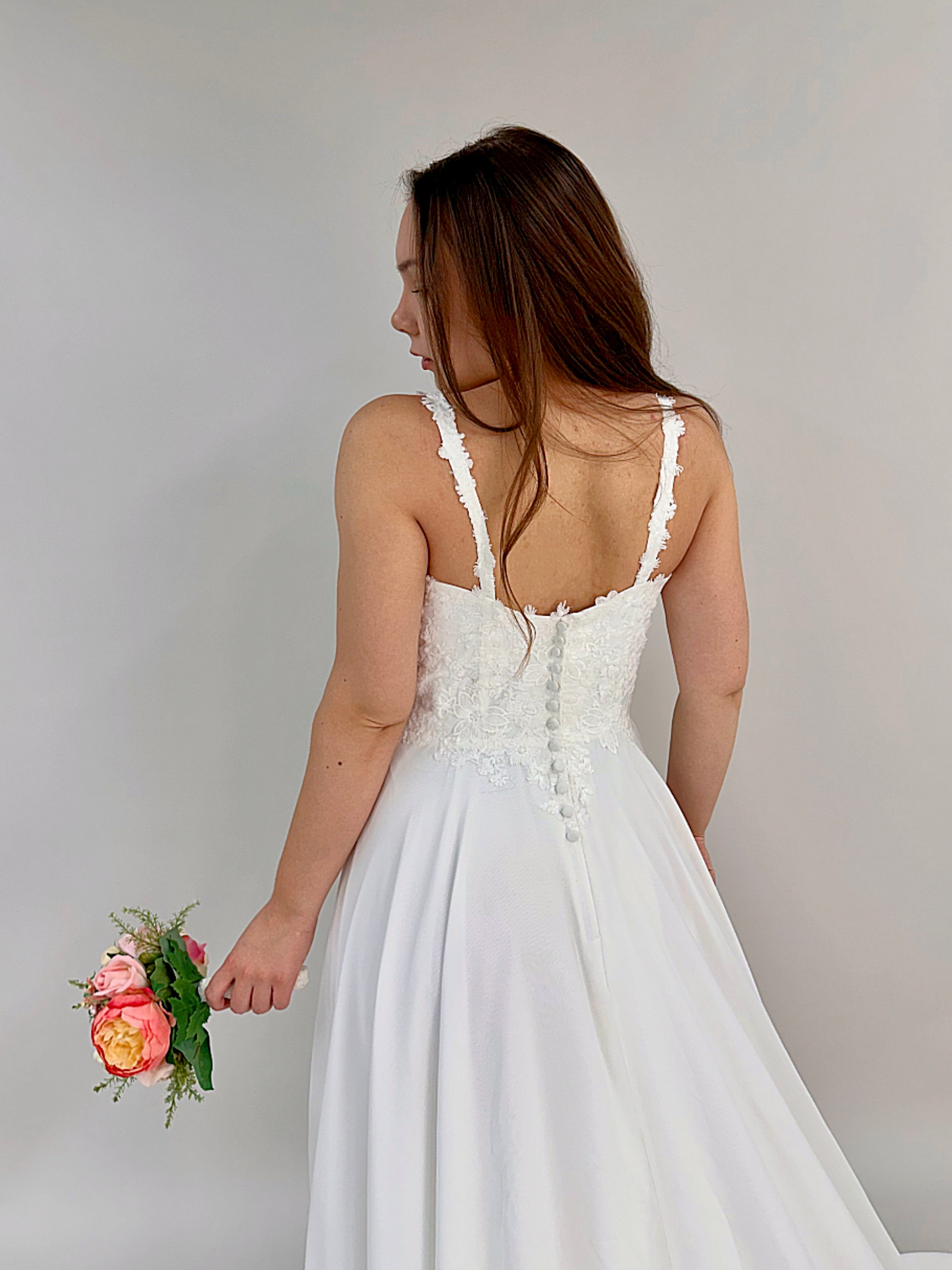 Häämekko suora pääntie, pitsiyläosa ja sifonkialusta, takaa.