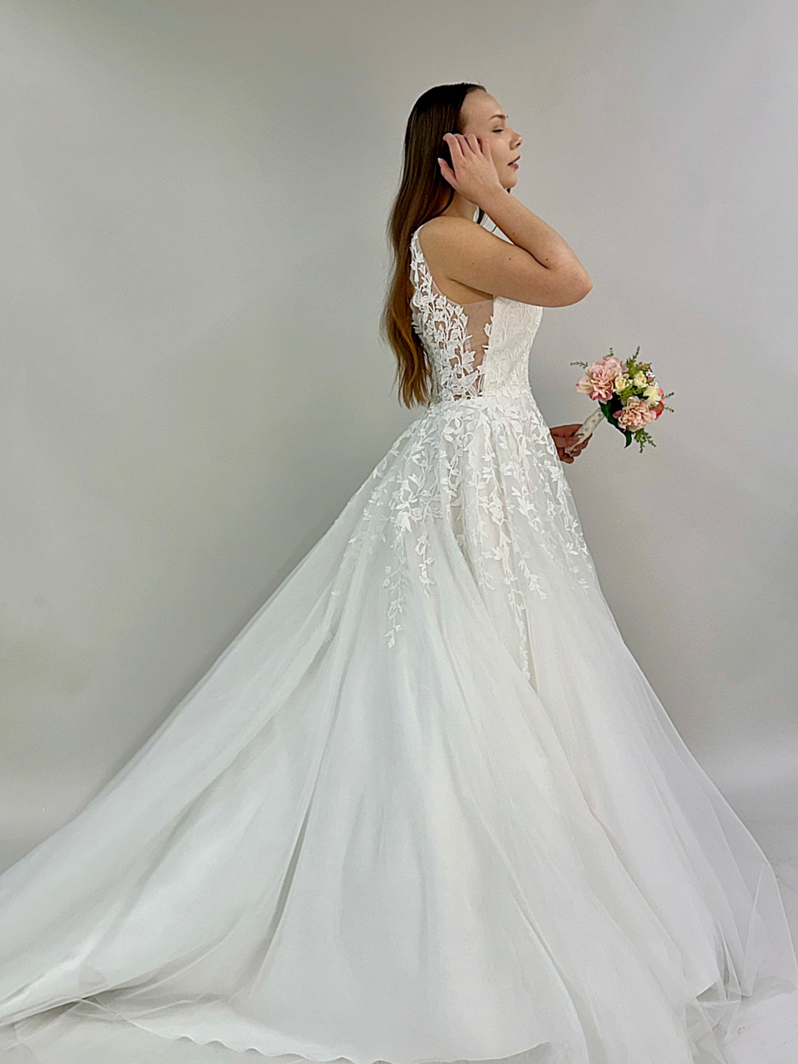 A-linjainen häämekko tyllistä, pitsiyläosalla.