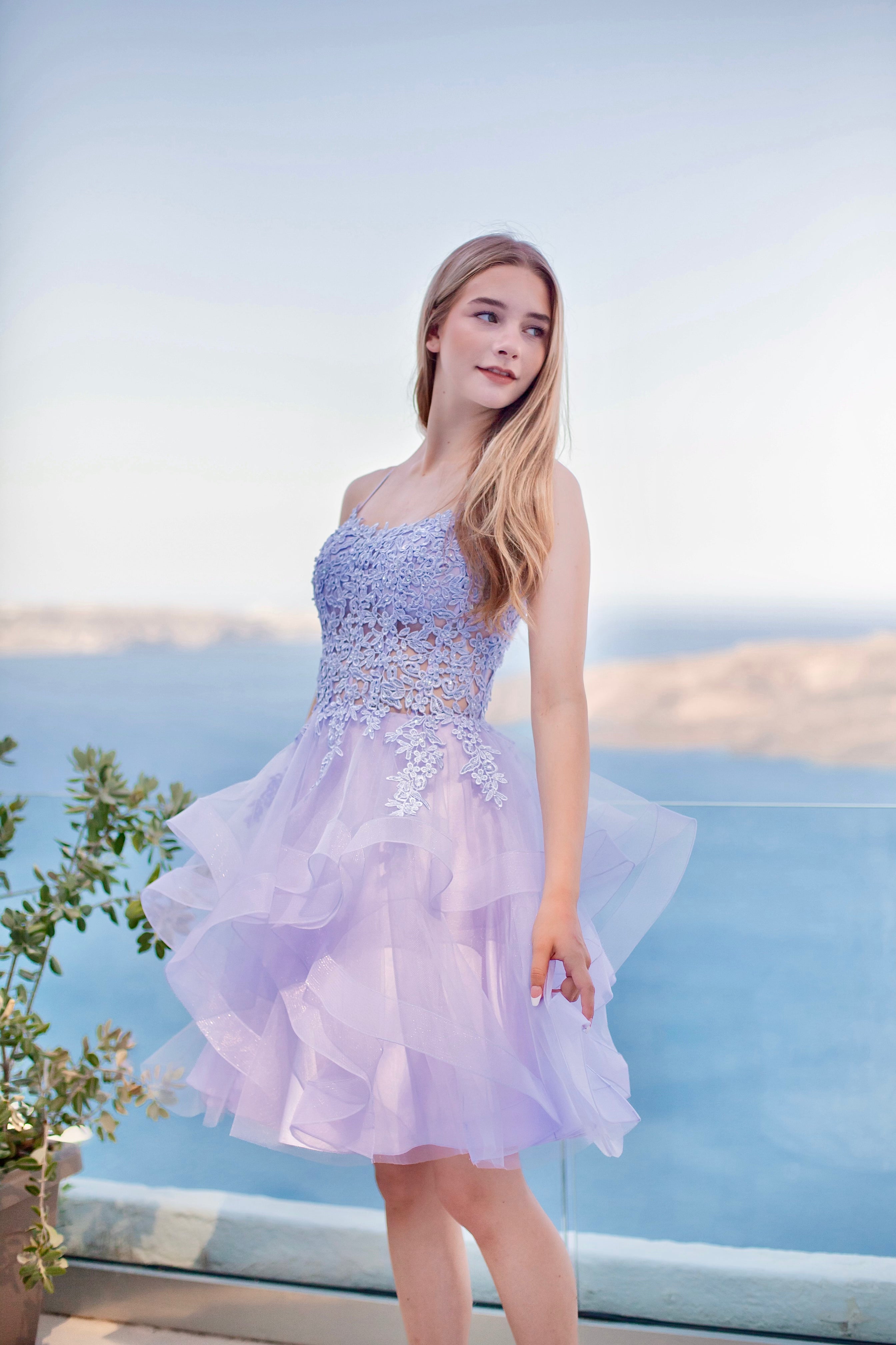 Violetti juhlamekko pitsiyläosalla ja tyllihelmalla.