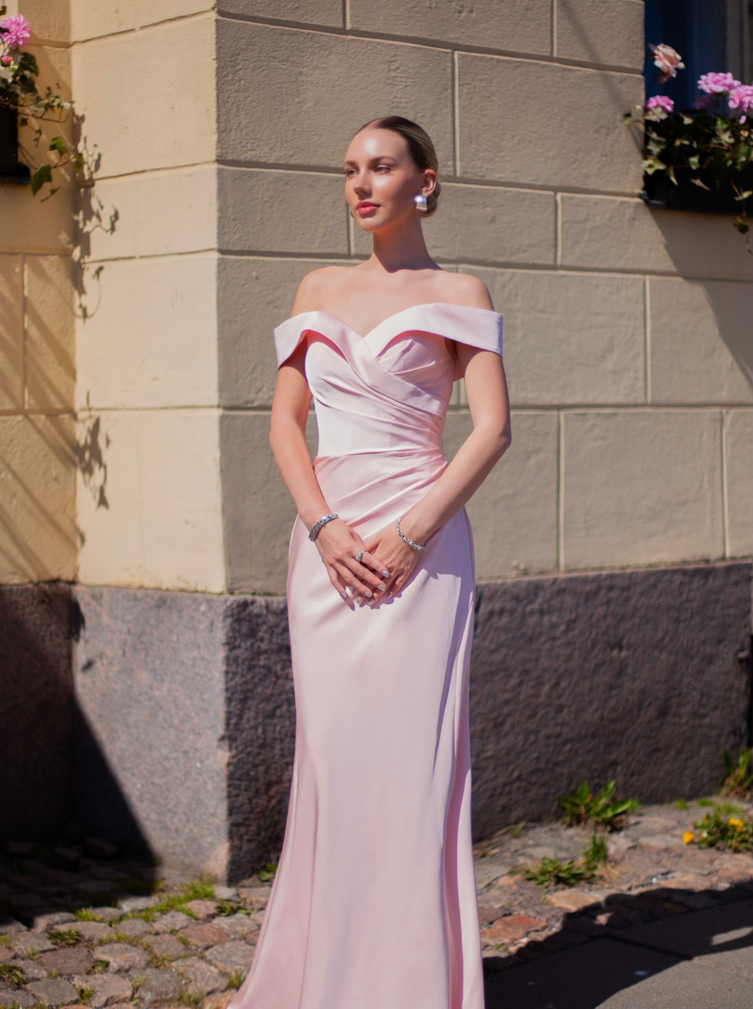 vaaleanpunainen iltapuku, off shoulder olkain, edestä.