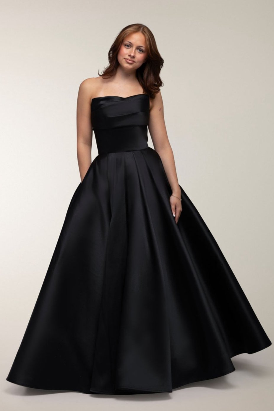 Musta olkaimeton satiininen vanhojentanssimekko, edestä.