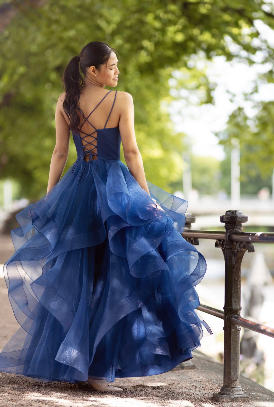 tummansininen röyhelöhelmainen vanhojentanssimekko, takaa.