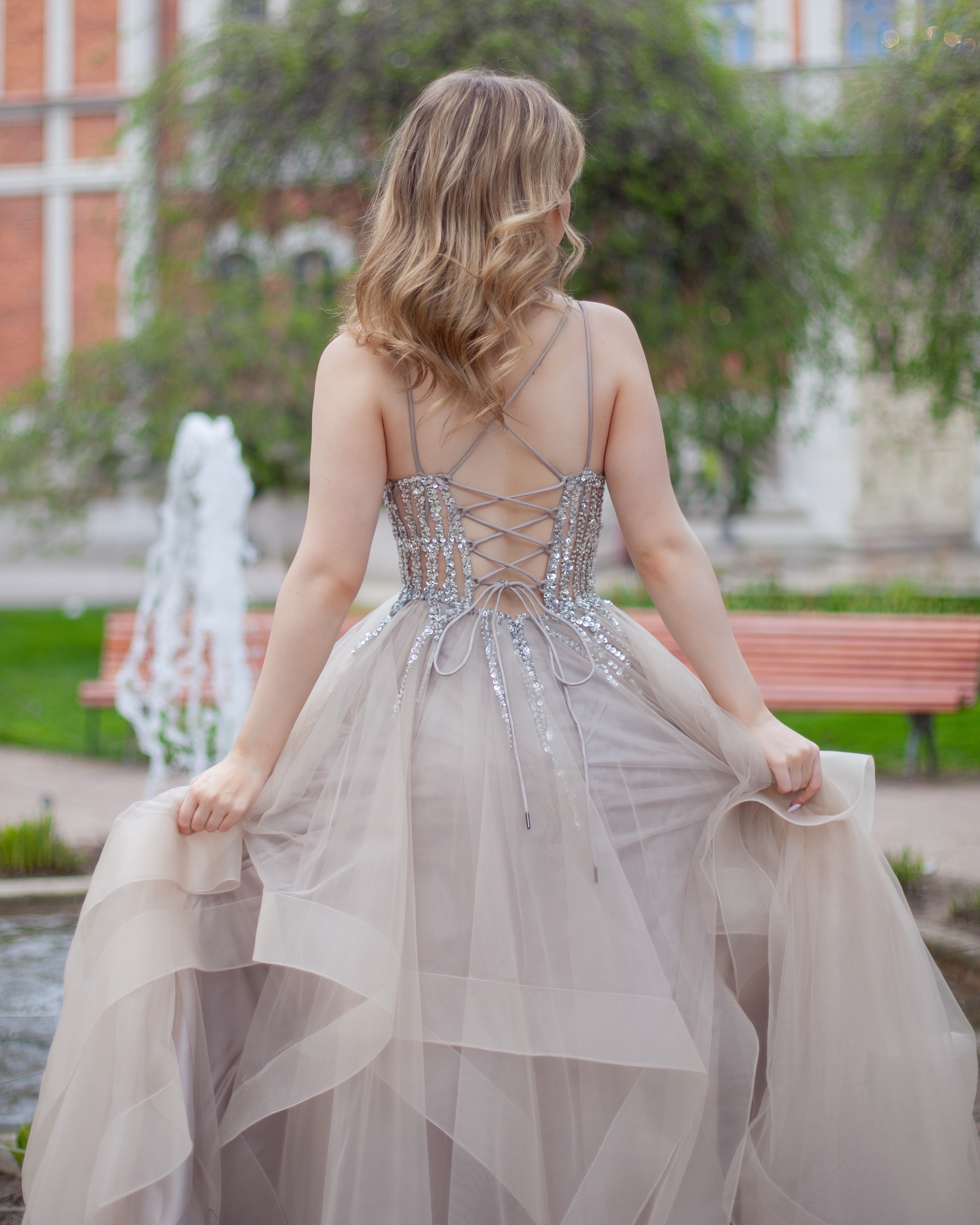 kirjailtu röyhelöhelmainen vanhojentassimekko, takaa.