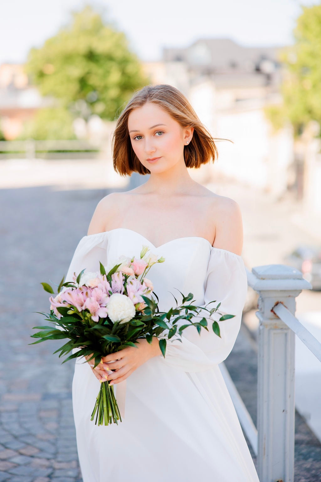 Dazzling-häämekko sifonkia, off-shoulder-yläosa ja pitkät hiha, elegantti, edestä.