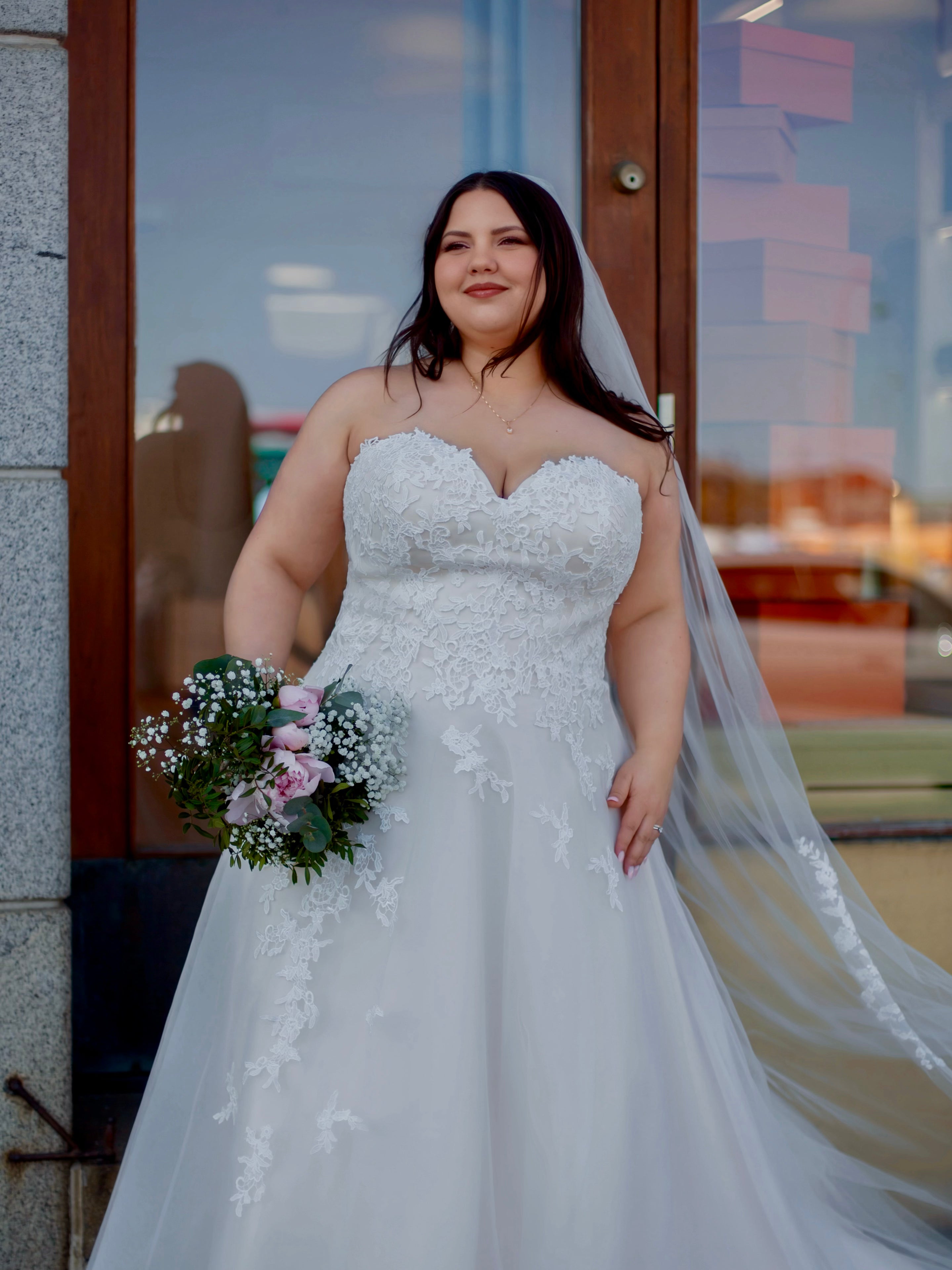 Dazzling-häämekko, A-linjainen helma ja 30 cm tyllilaahus, klassinen ja romanttinen morsiamen valinta.