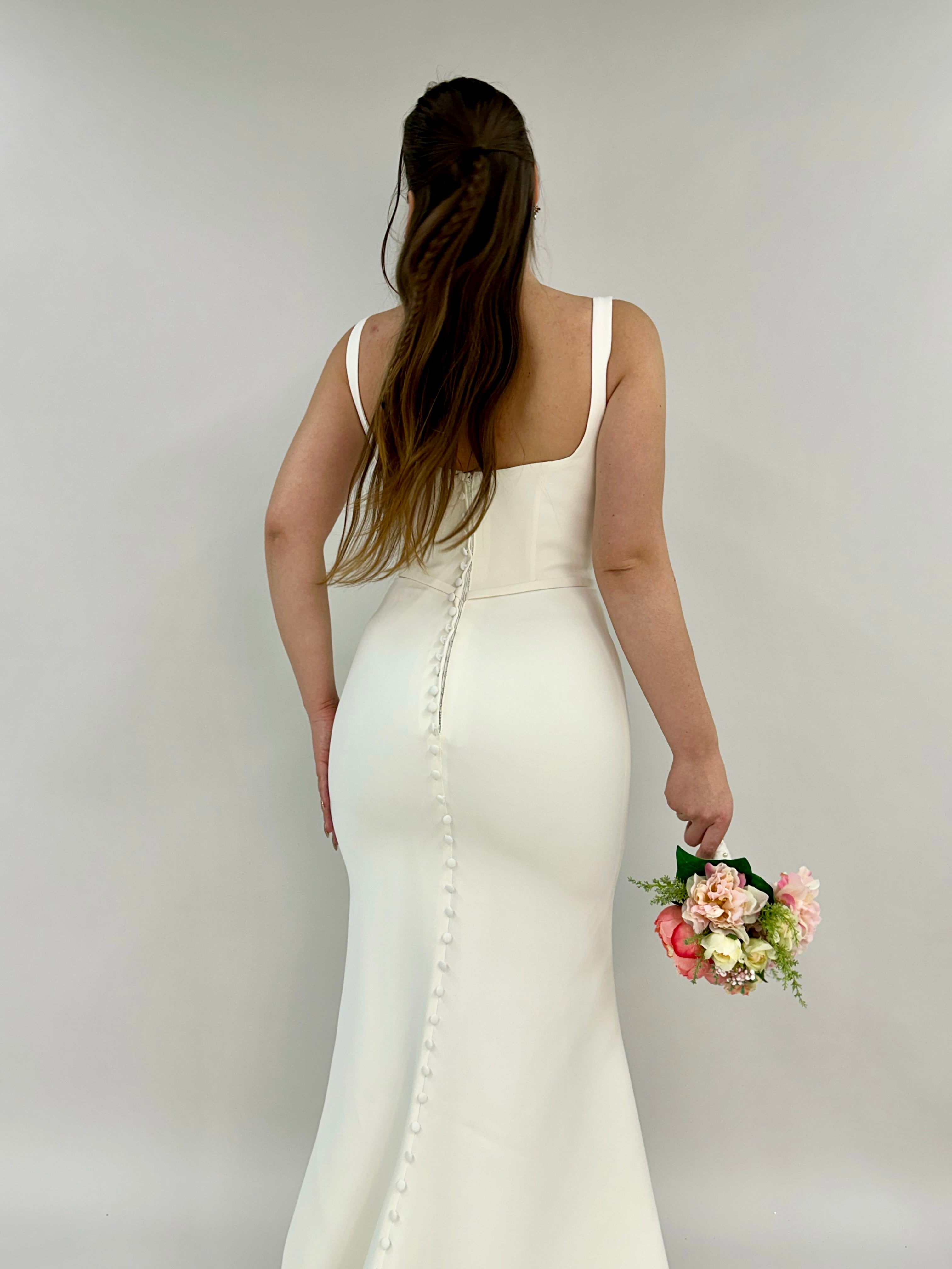 Minimalistinen tyköistuva häämekko suora pääntie, pitkä laahus.