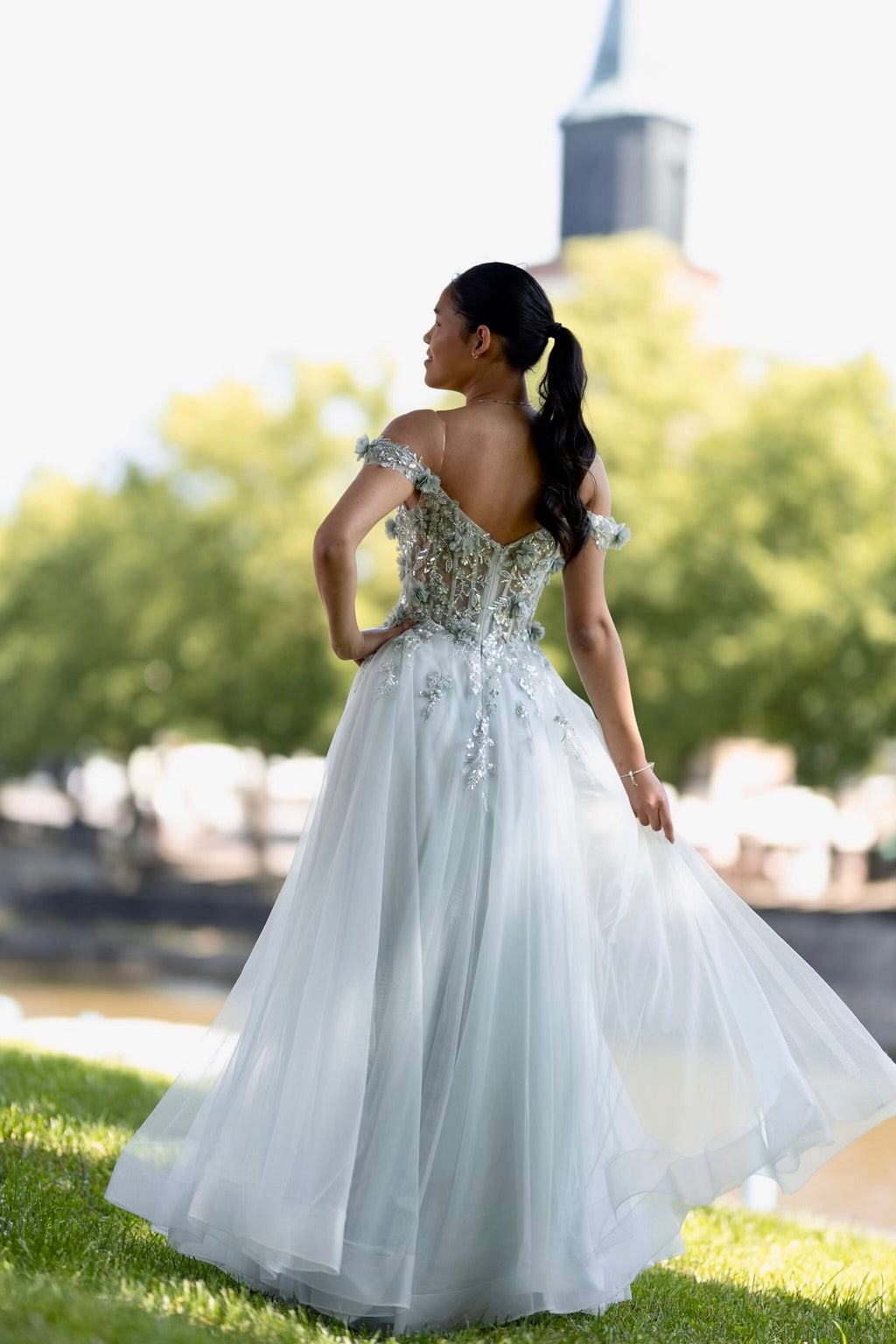 Off-shoulder olkaiminen hopea vanhojentanssimekko, 3D kukkaa, takaa.