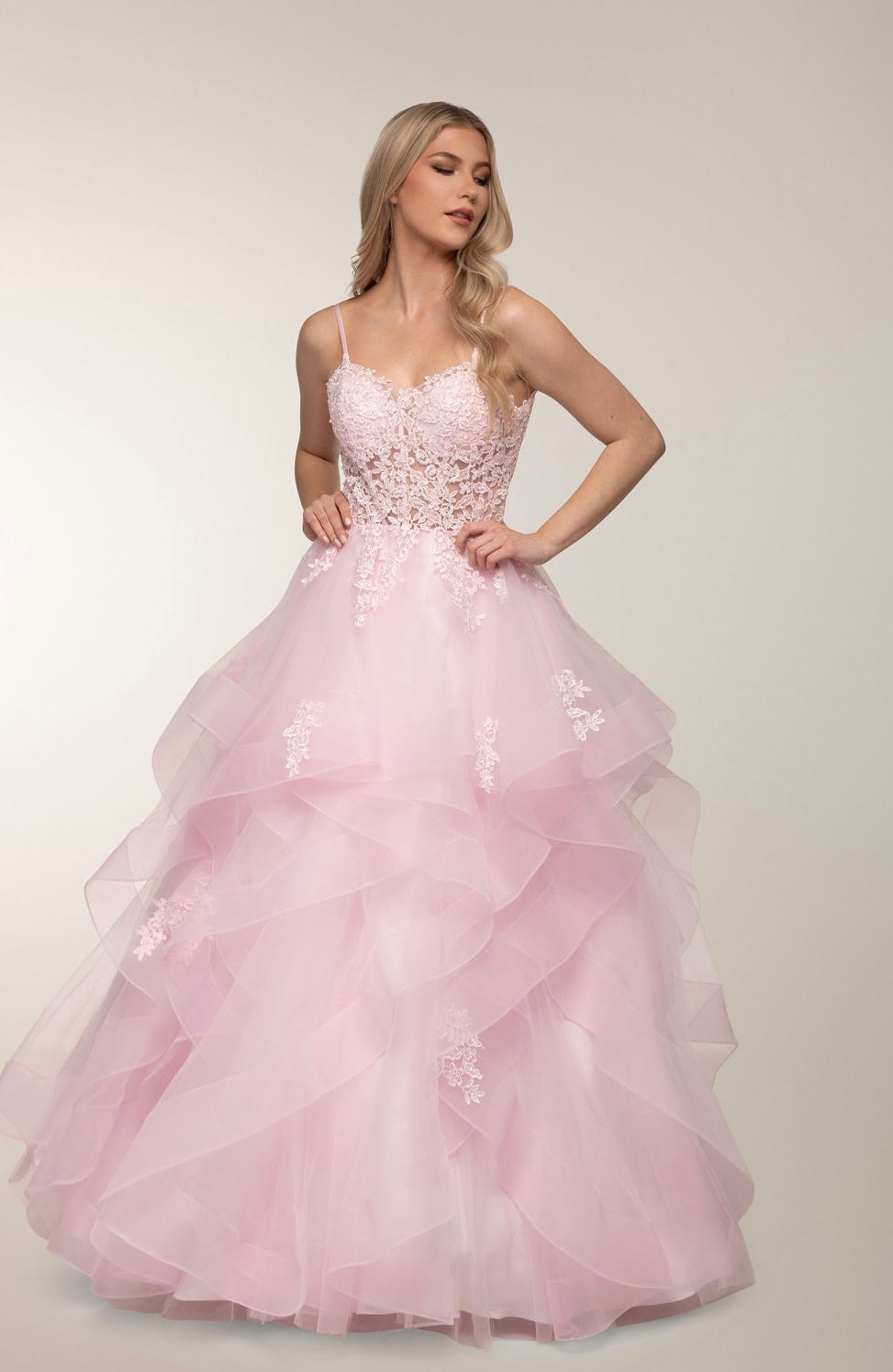 Pinkki vanhojentanssimekko röyhelöhelmalla ja pitsiyläosalla. edestä.