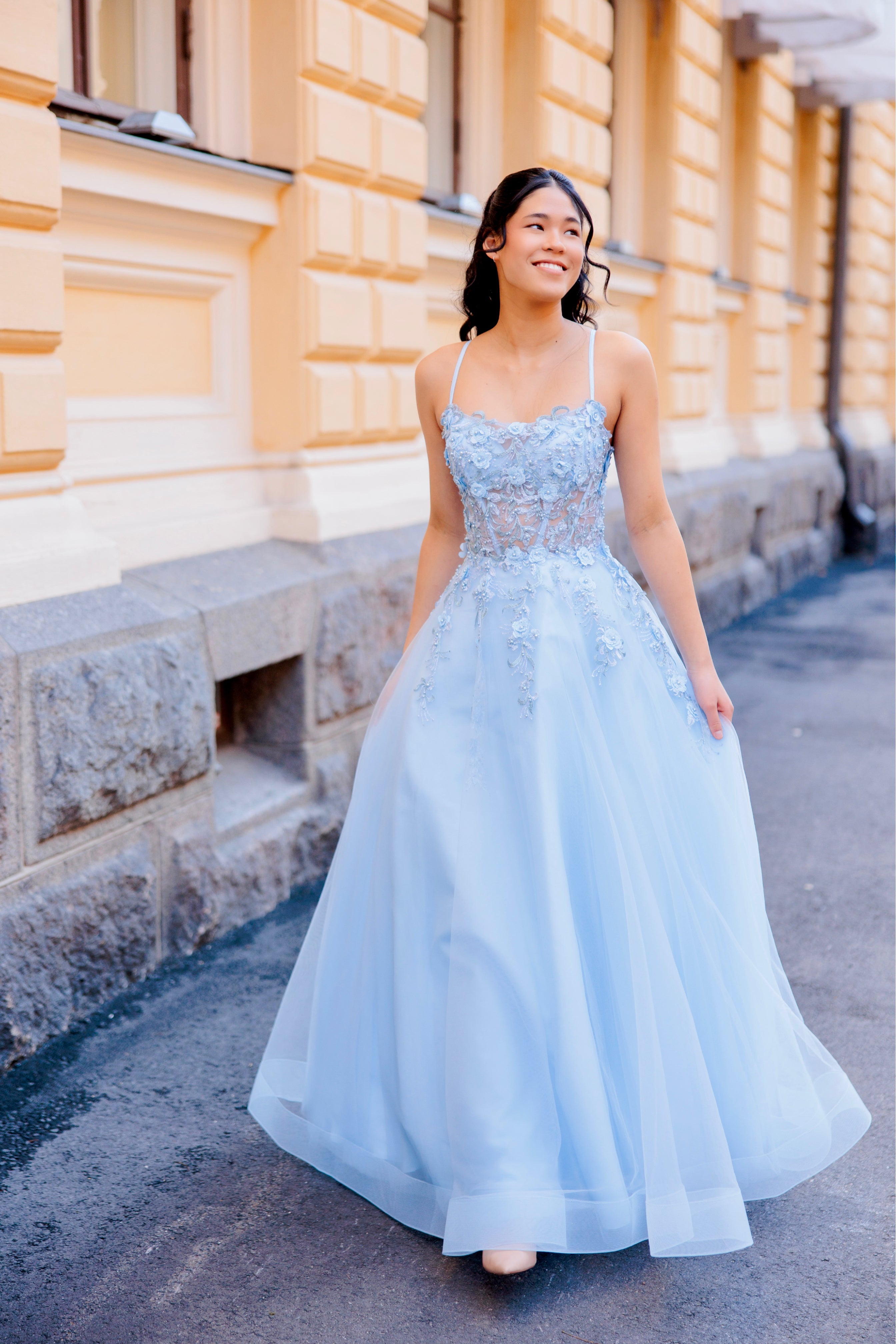 Vaaleansininen vanhojentanssimekko kukkapitsillä, edestä.