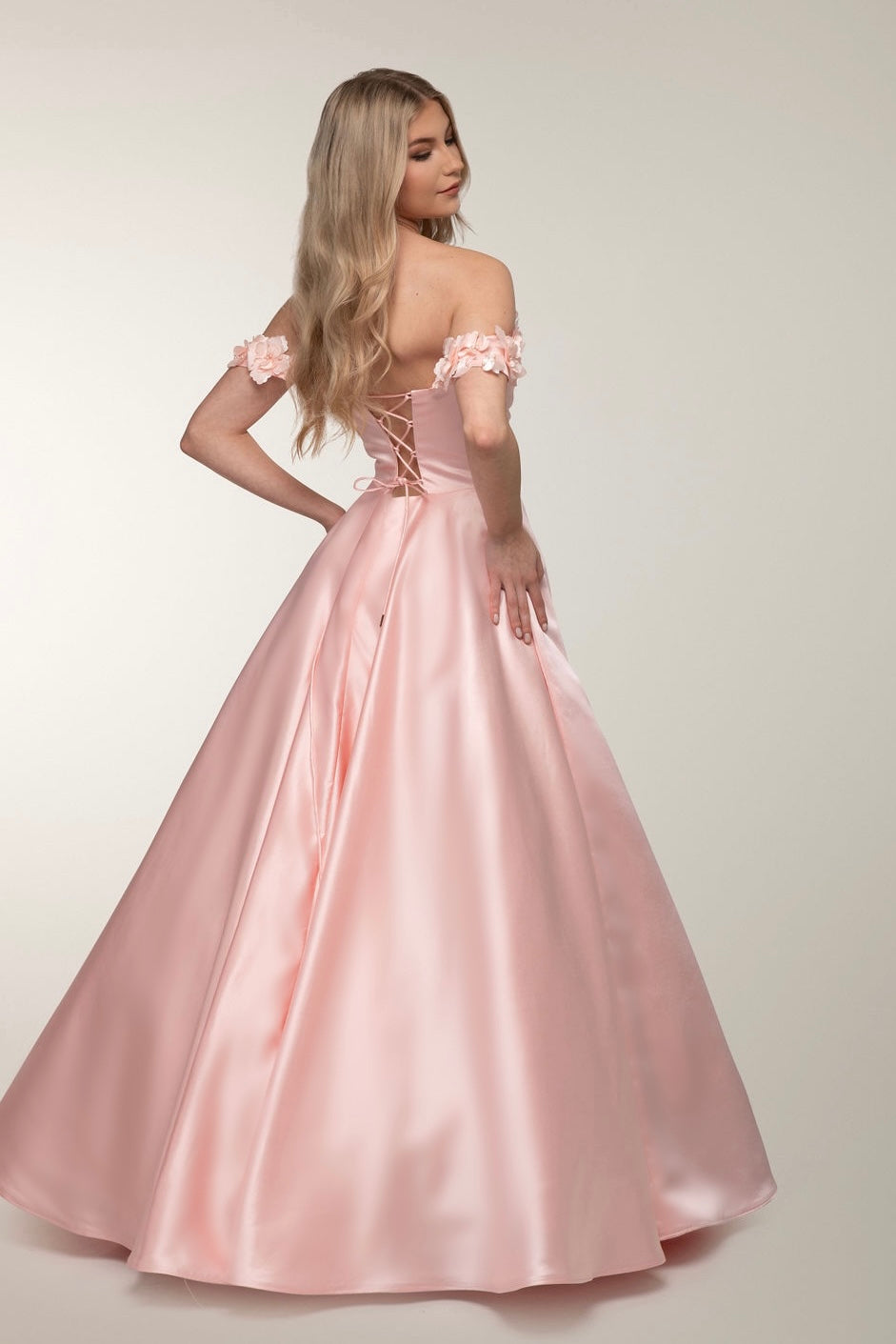 Vaaleanpunainen satiininen vanhojentanssimekko off-shoulder-mallilla, takaa.