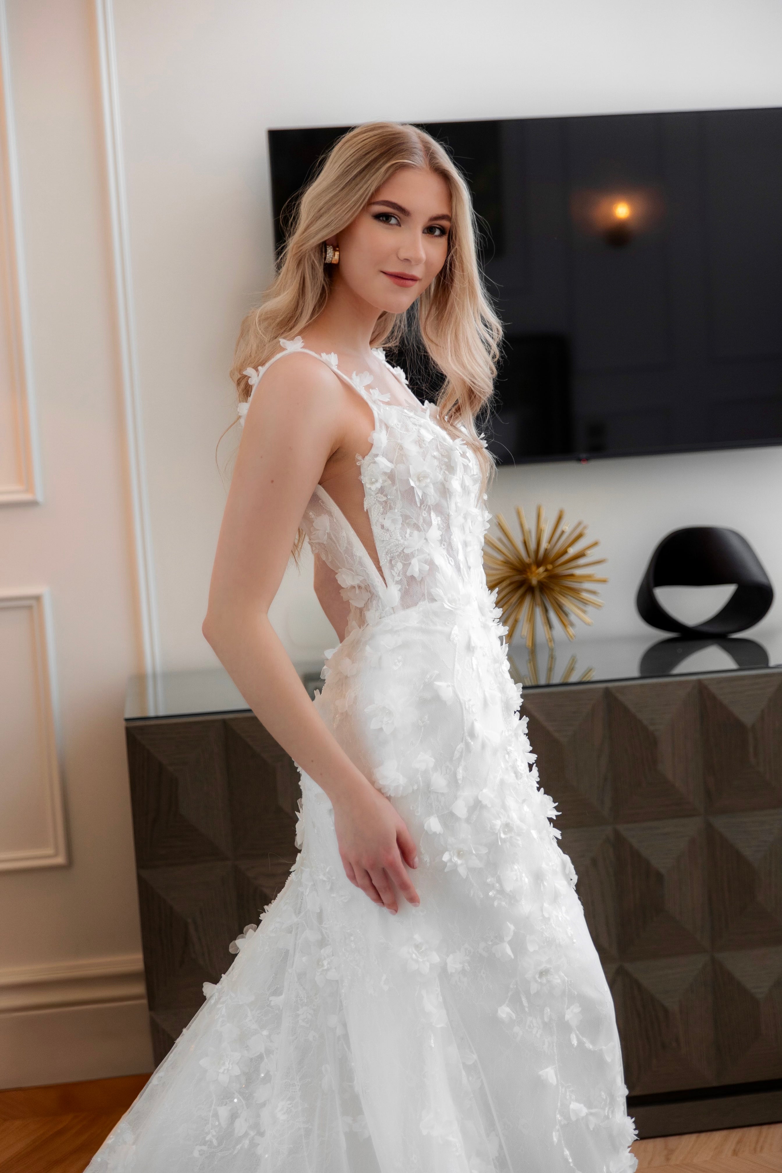 Häämekko Pinja pitsiyläosalla ja kevyesti laskeutuvalla helmalla, sivusta.