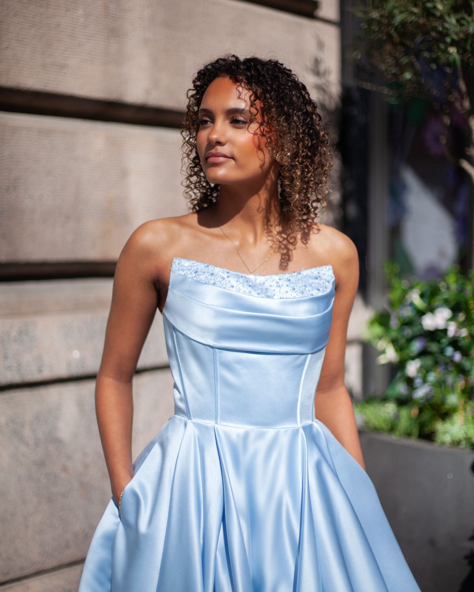 olkaimeton sininen satiinivanhojentanssimekko, lähikuva.