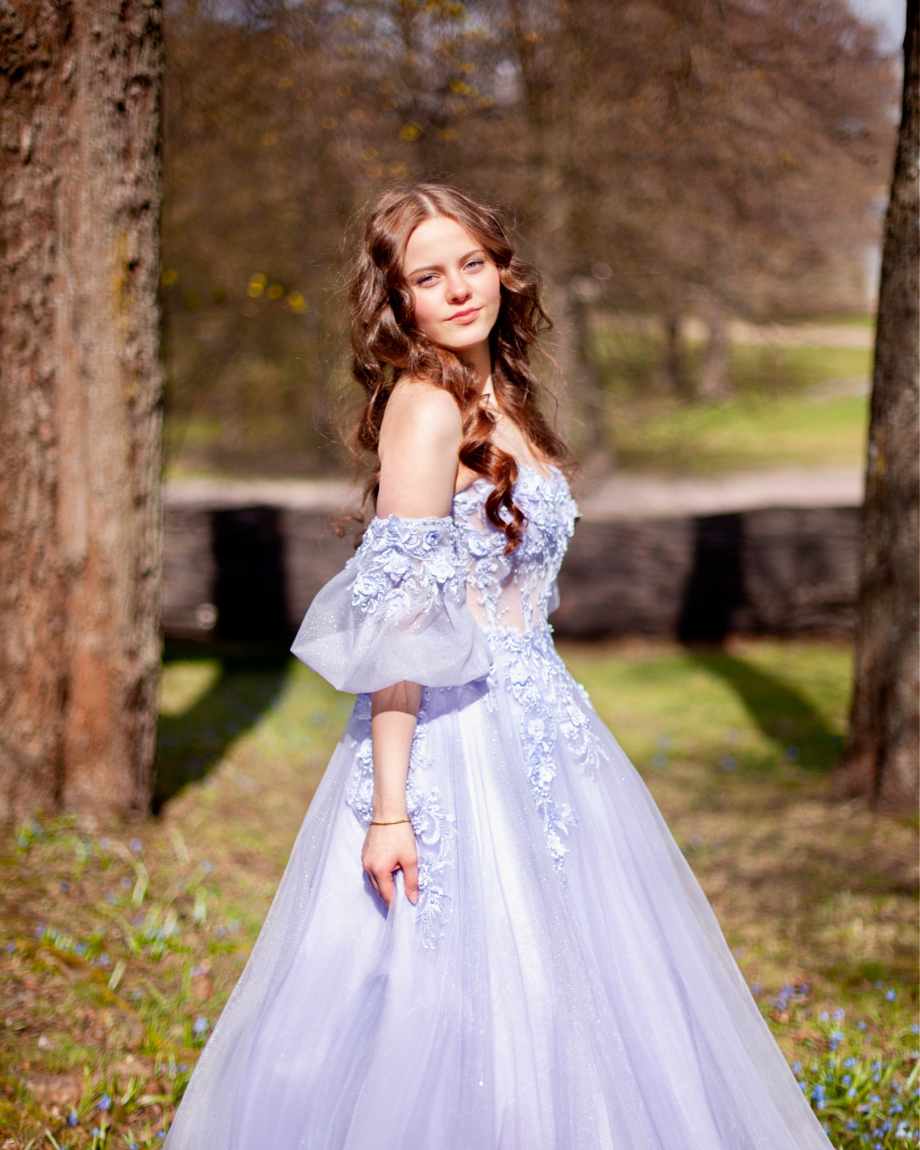 Violetti vanhojentanssimekko tyllistä, off shoulder -olkaimet ja ilmava helma, sivusta.