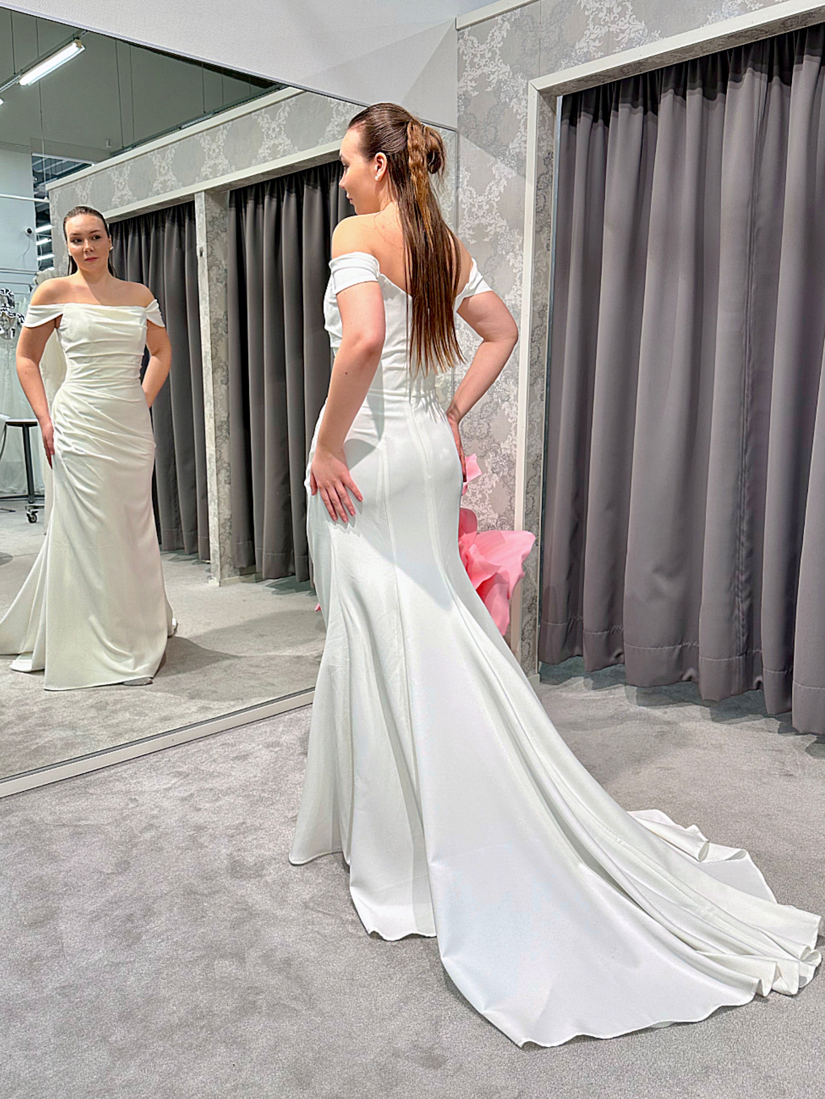 Olkaimeton off-shoulder häämekko merenneitomallisella leikkauksella, takaa.