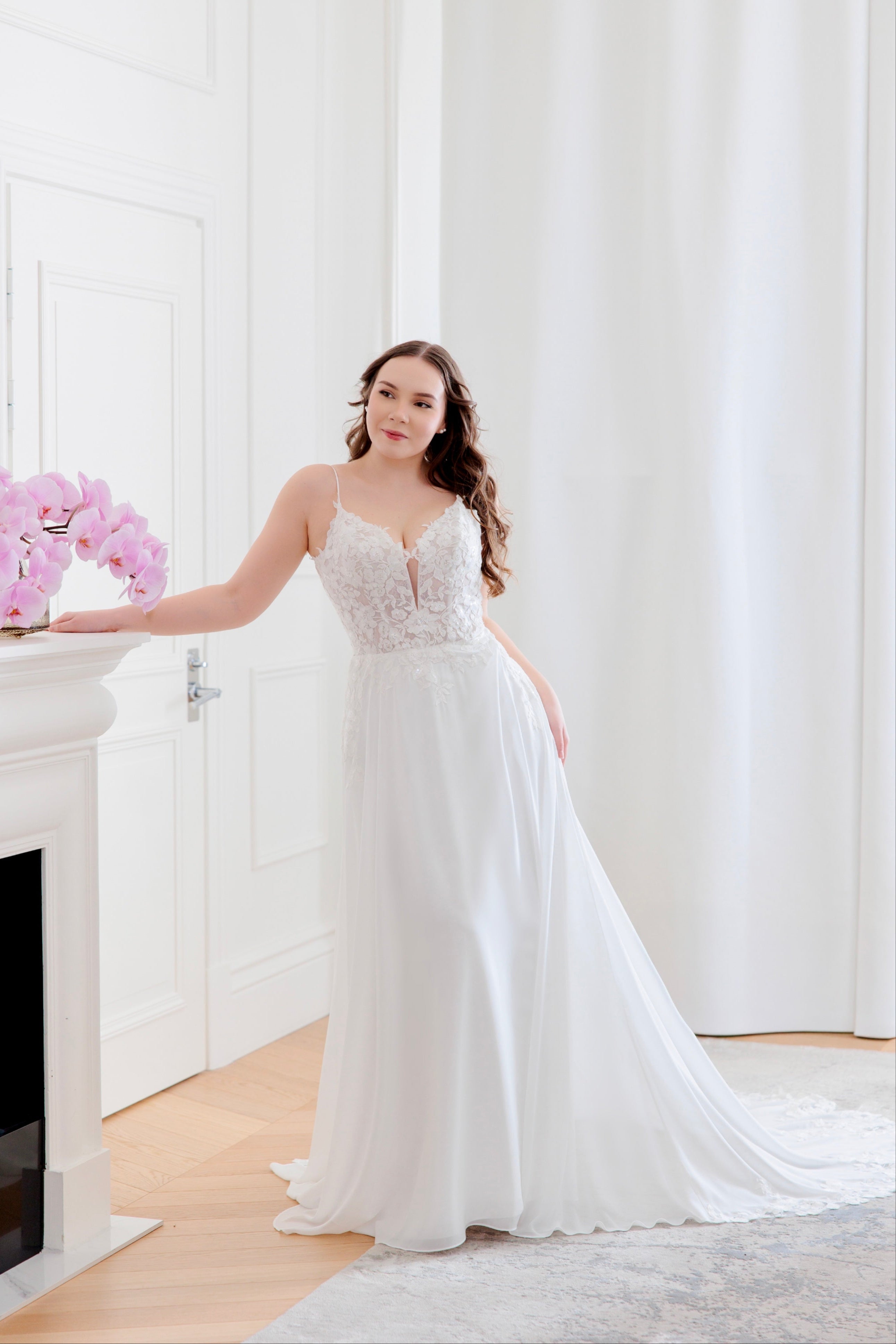 Häämekko sifongista, pitsiyksityiskohdilla ja näyttävällä laahuksella, edestä.