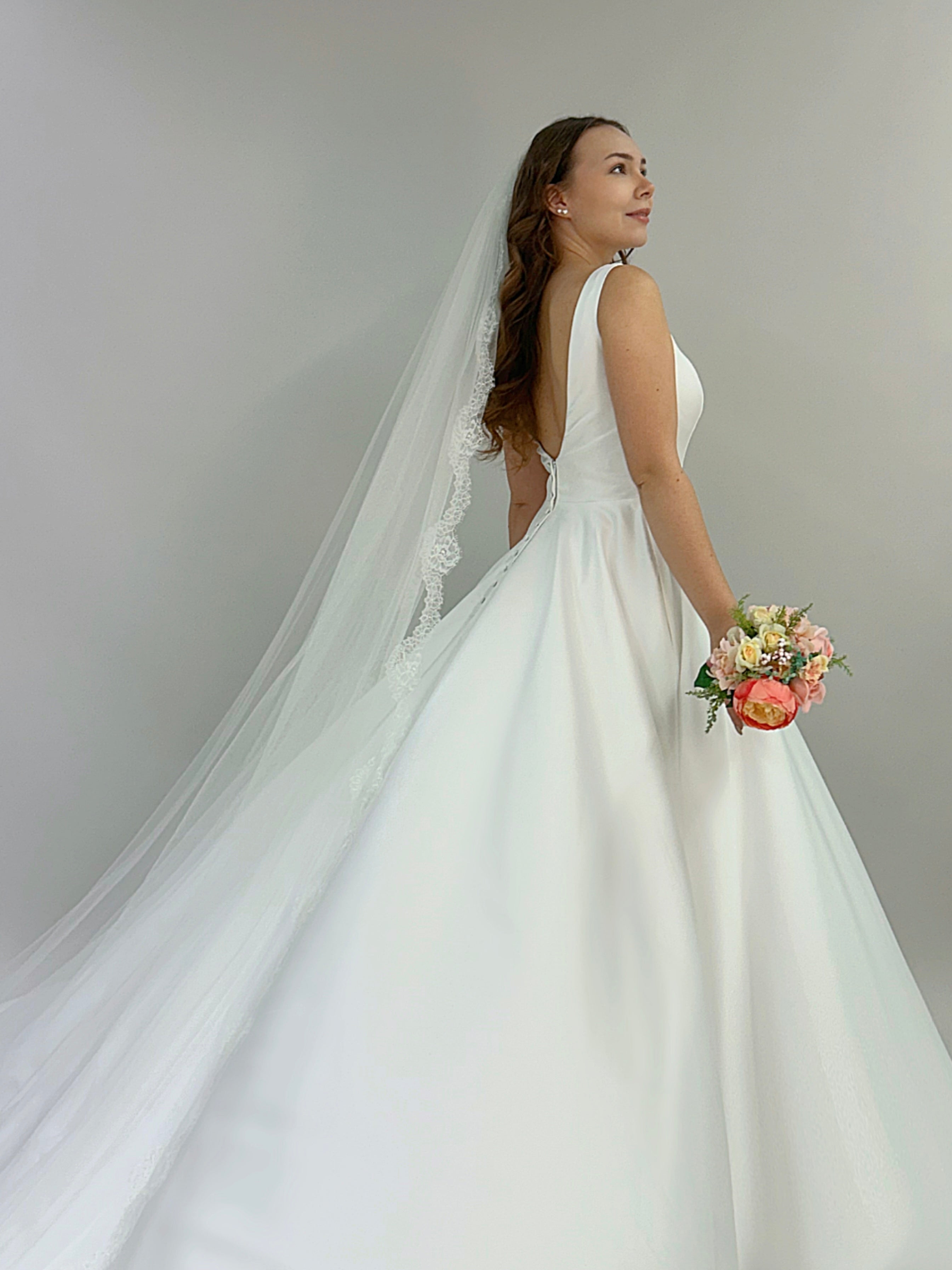 Häämekko satiinia, suljettu edestä, sivusta.