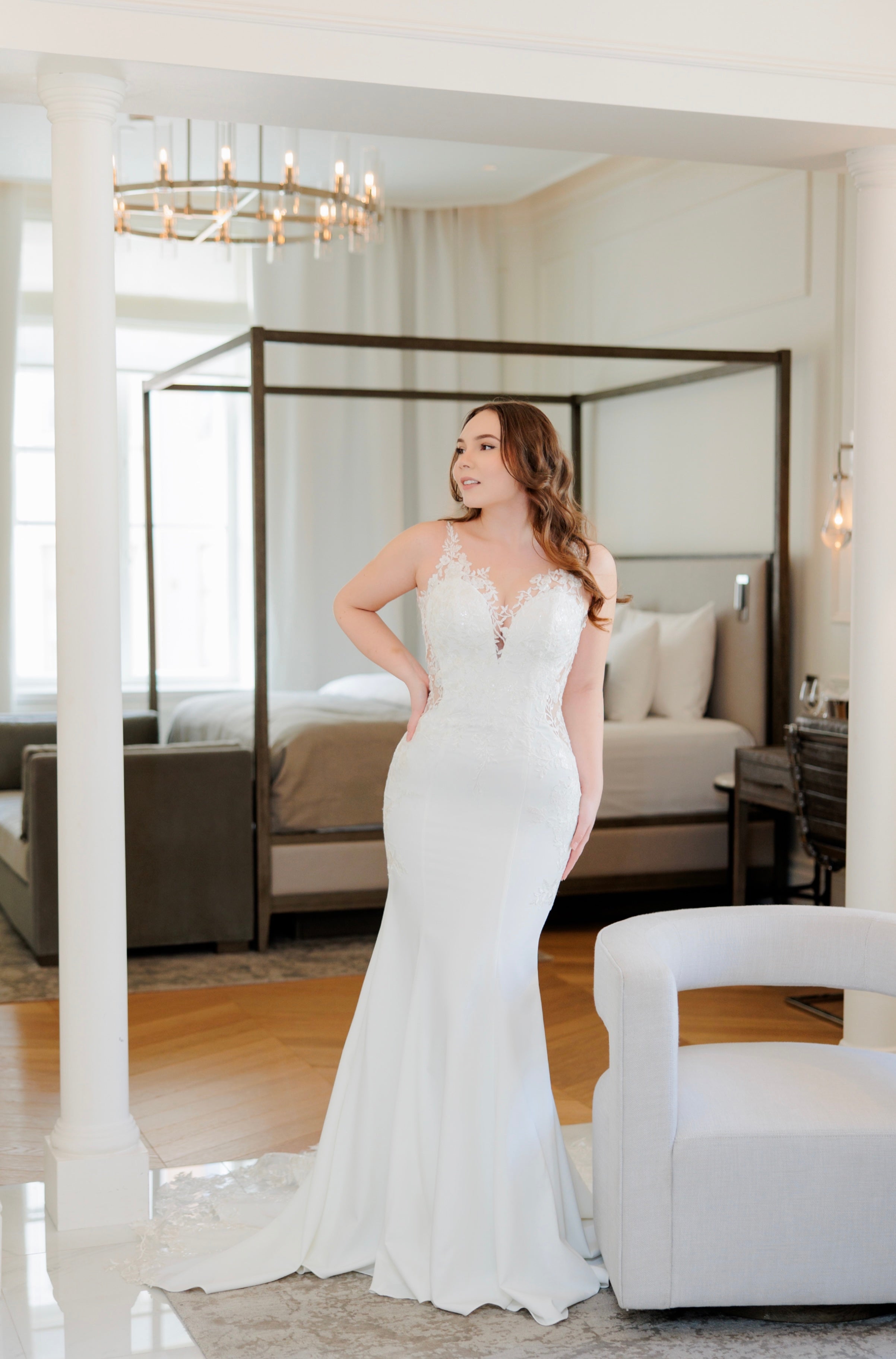 Tyköistuva häämekko pitsiselällä ja näyttävällä laahuksella, edestä.