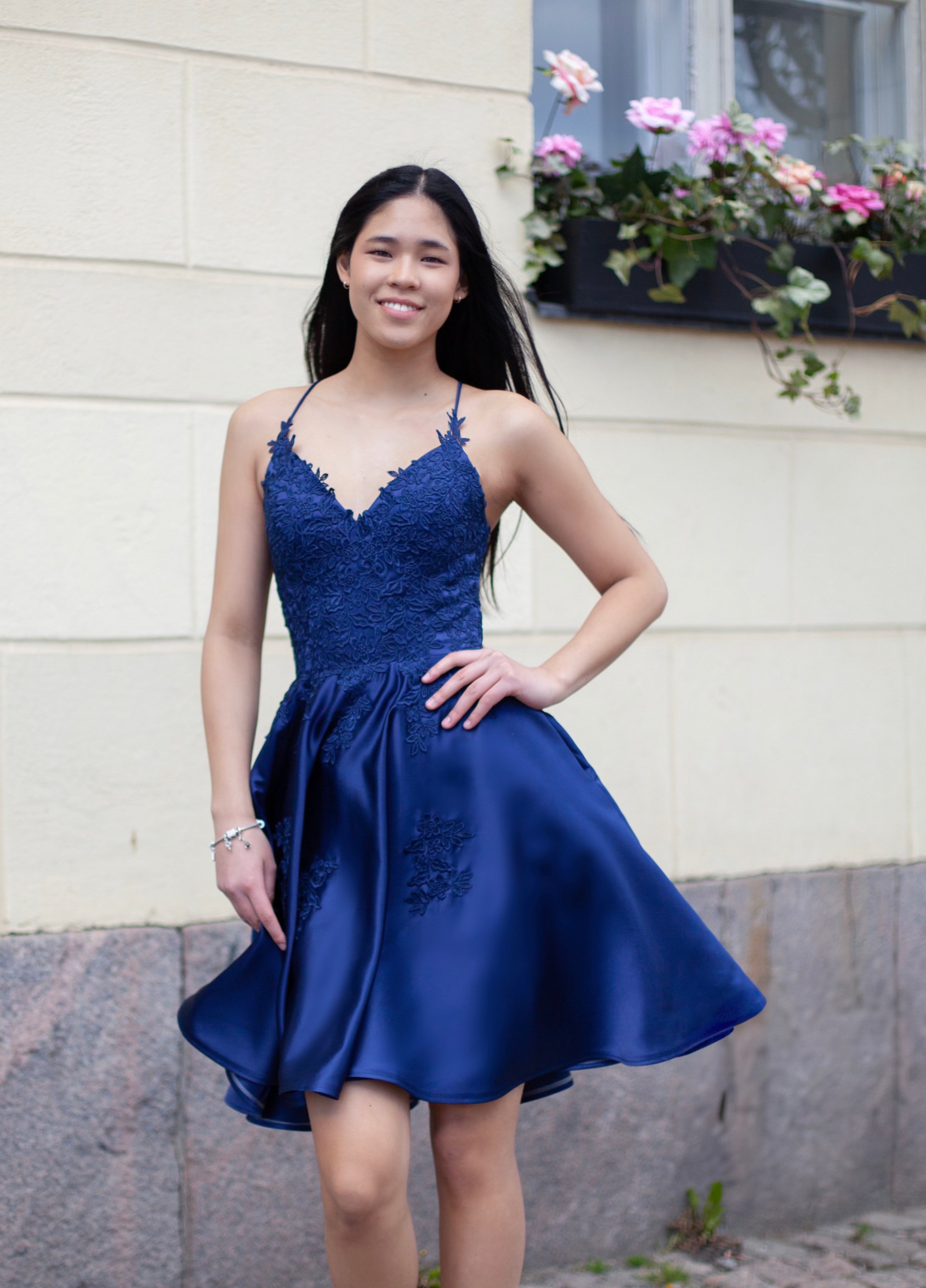 Upea tummansininen juhlamekko satiinikankaasta ja pitsiyläosalla.