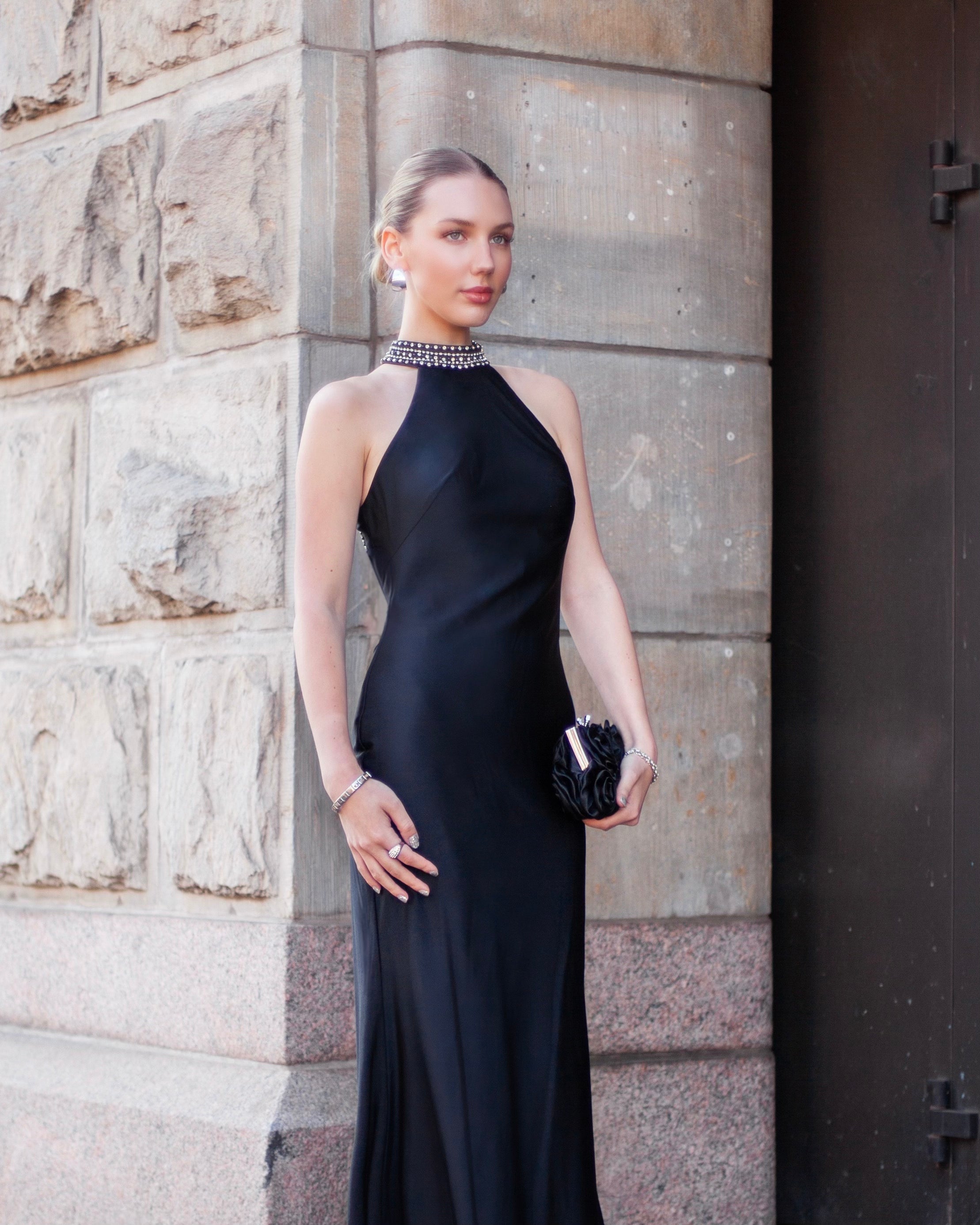 Musta tyköistuva iltapuku avoin selkä ja halter neck -malli,edestä.