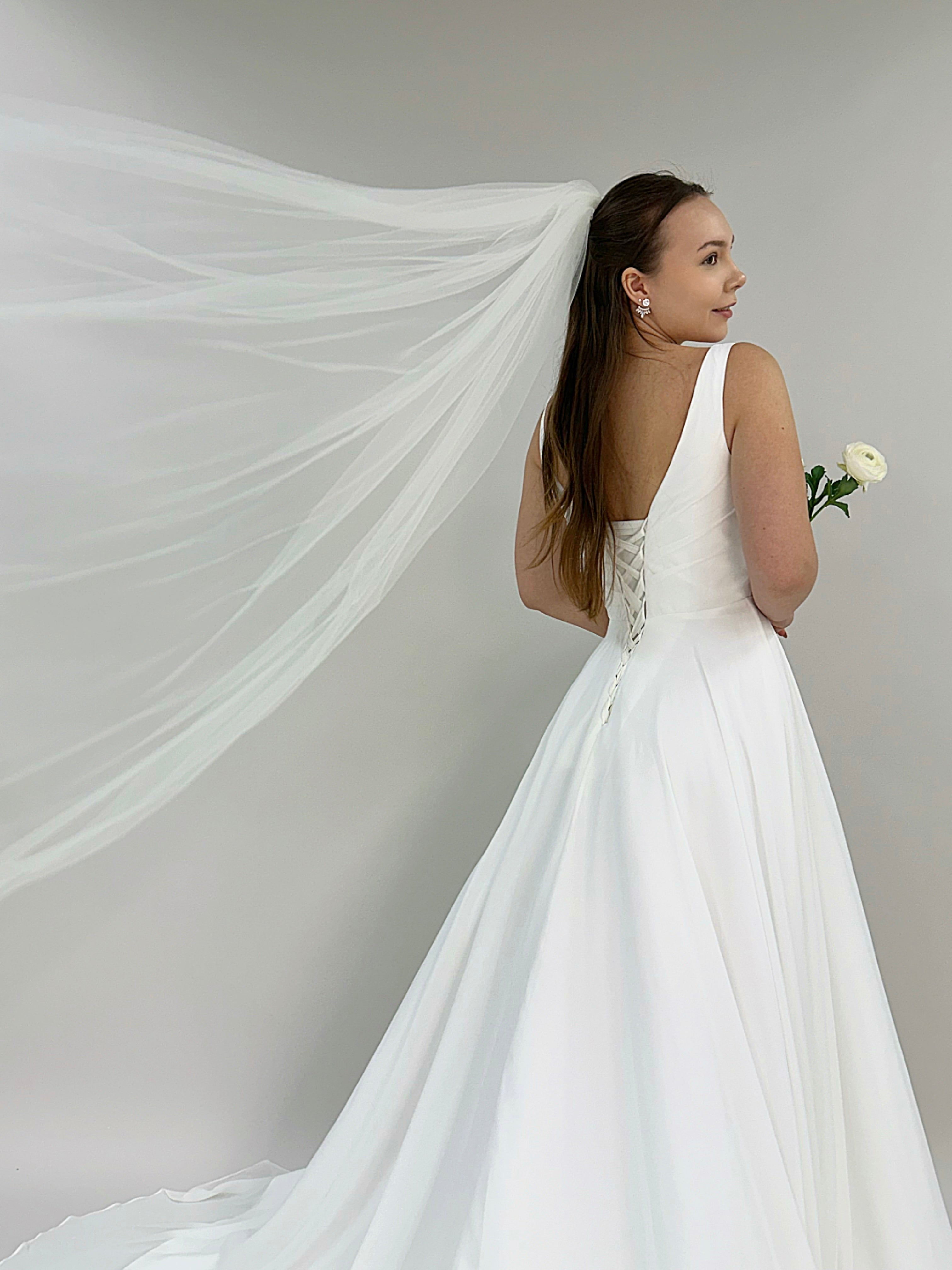 Häämekko pelkistetty malli, chiffon ja pitkä laahus.